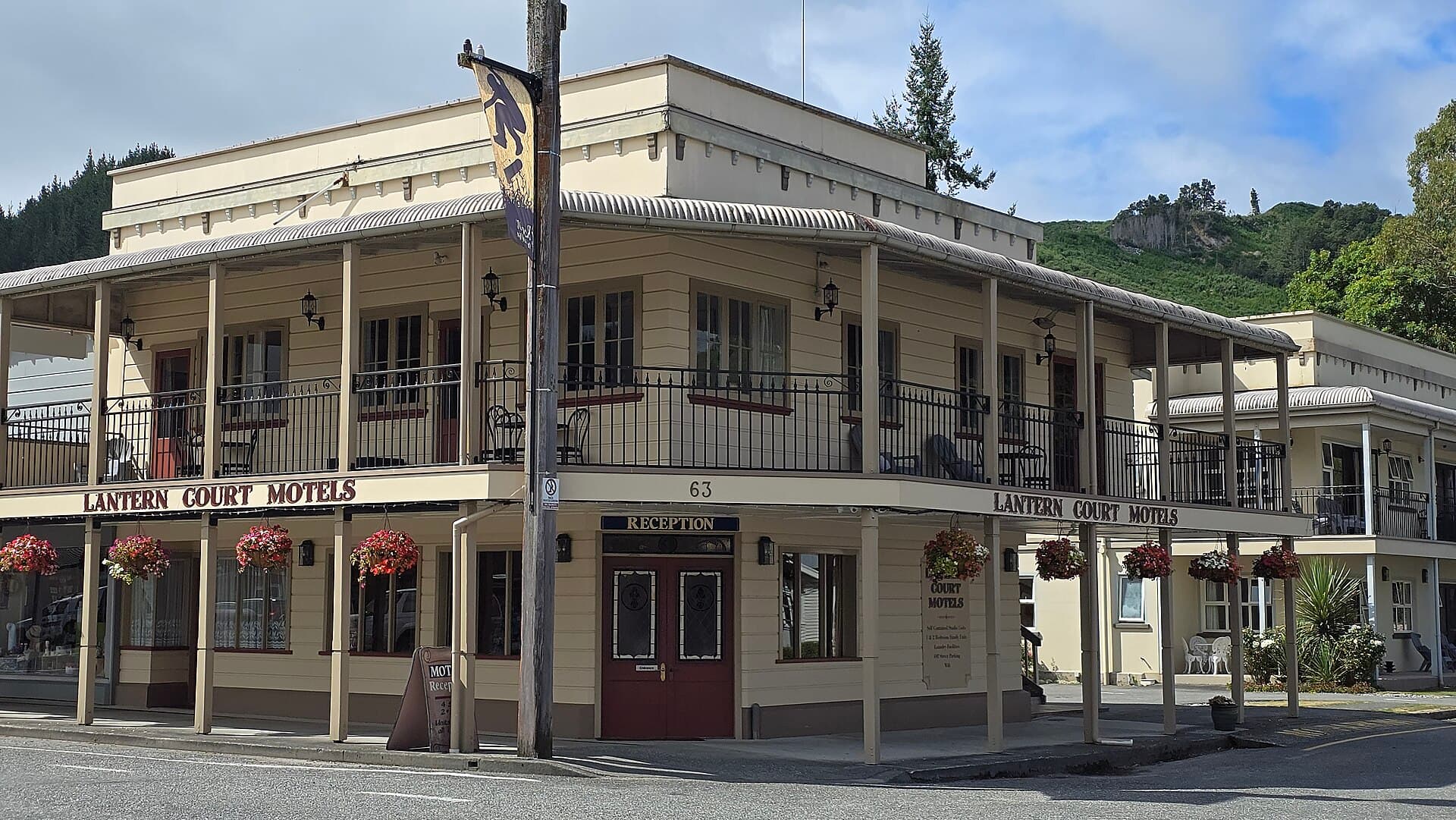 Lantern Court Motels (via Wikimedia Commons, CC BY-SA 3.0)