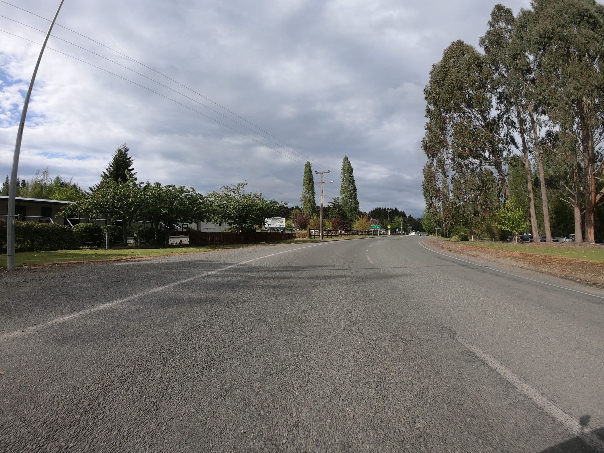 Street view near Steamers Backpackers, Te Anau
