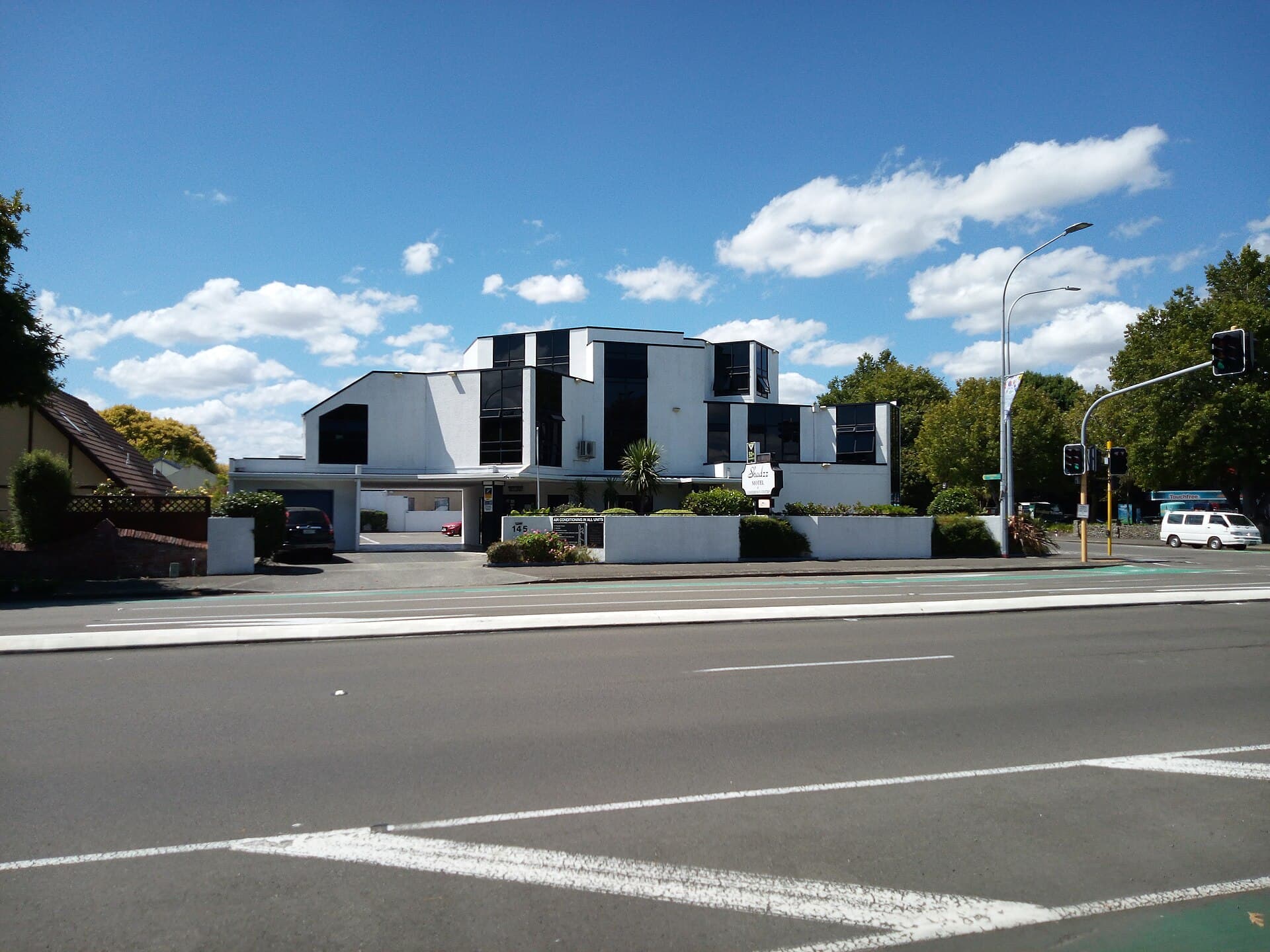 Shadzz Motel (via Wikimedia Commons, CC BY-SA 3.0)