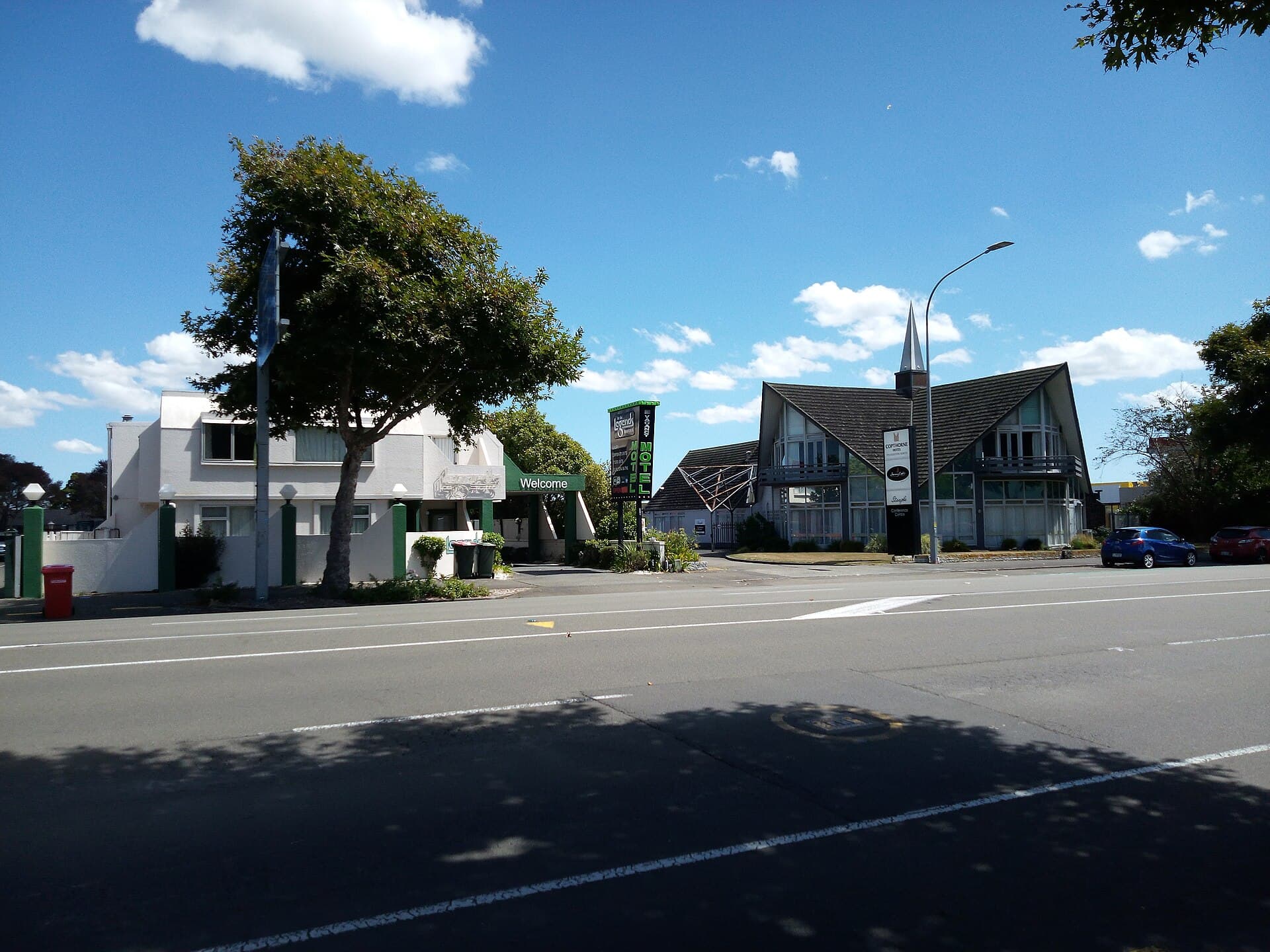 Legends Motel (via Wikimedia Commons, CC BY-SA 3.0)