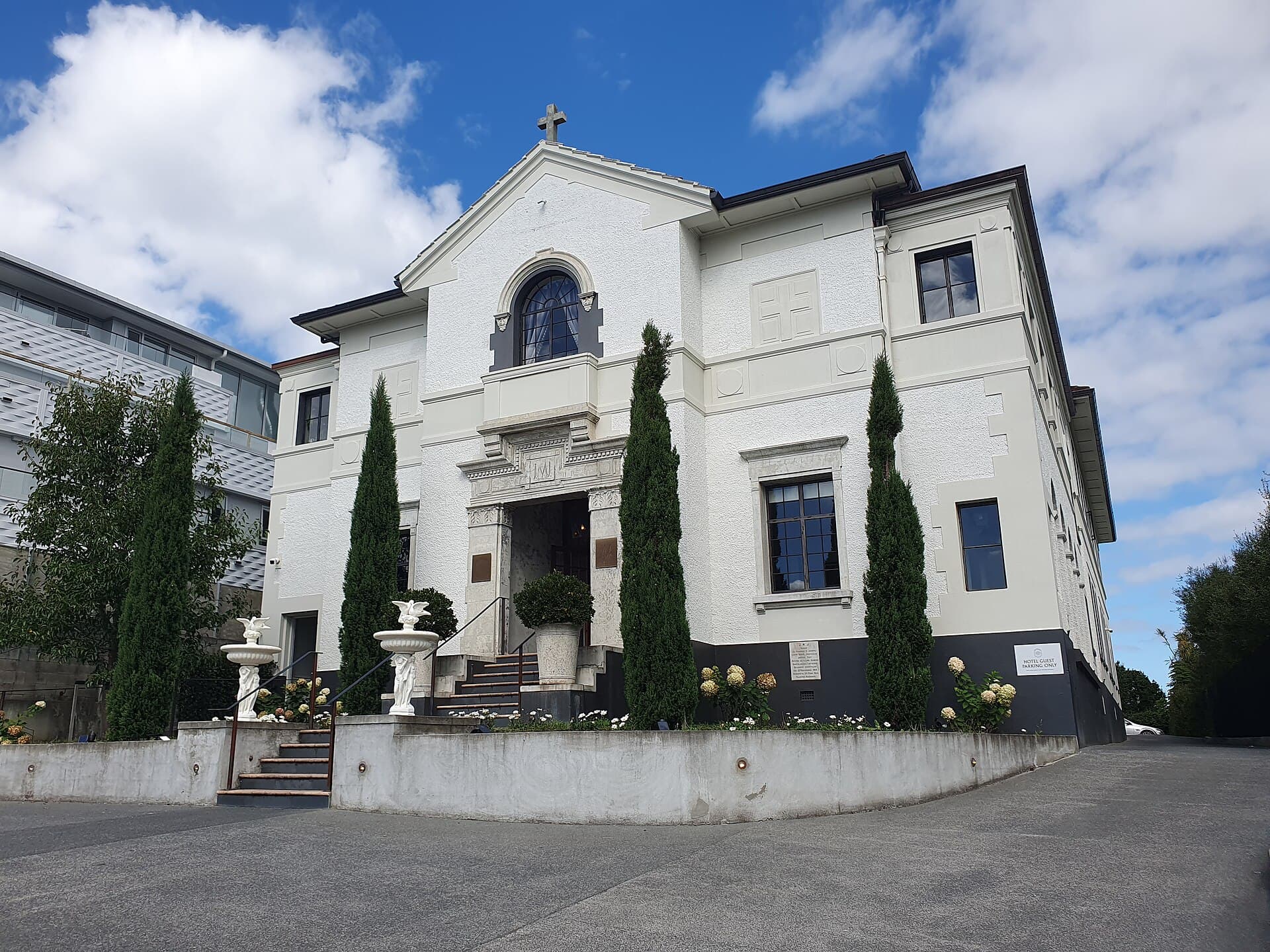 The Convent (via Wikimedia Commons, CC BY-SA 3.0)