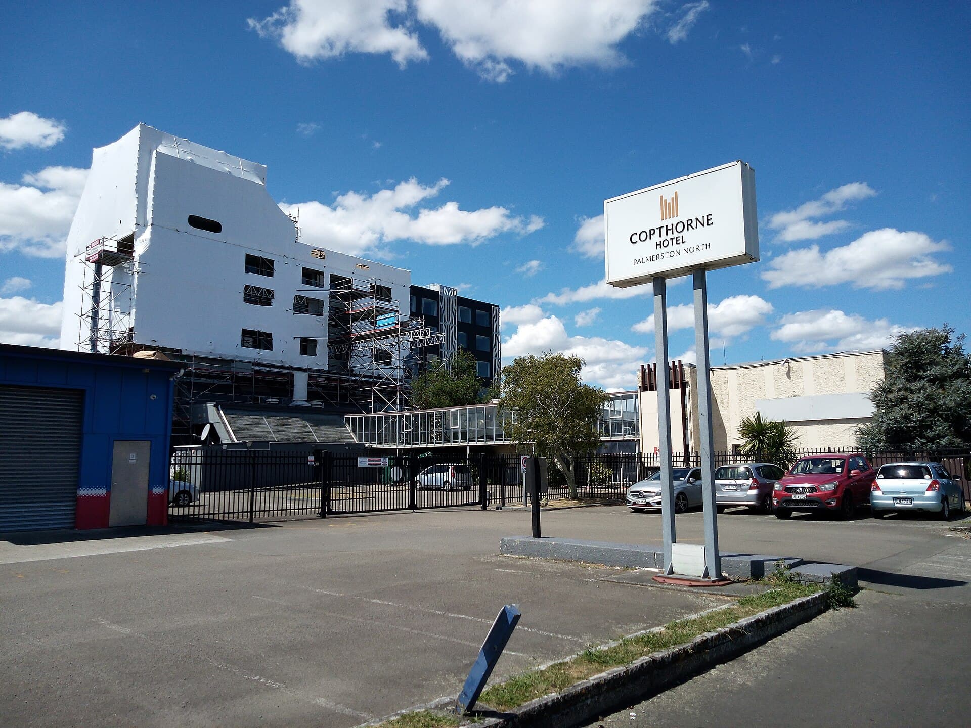 Copthorne Hotel Palmerston North (via Wikimedia Commons, CC BY-SA 3.0)