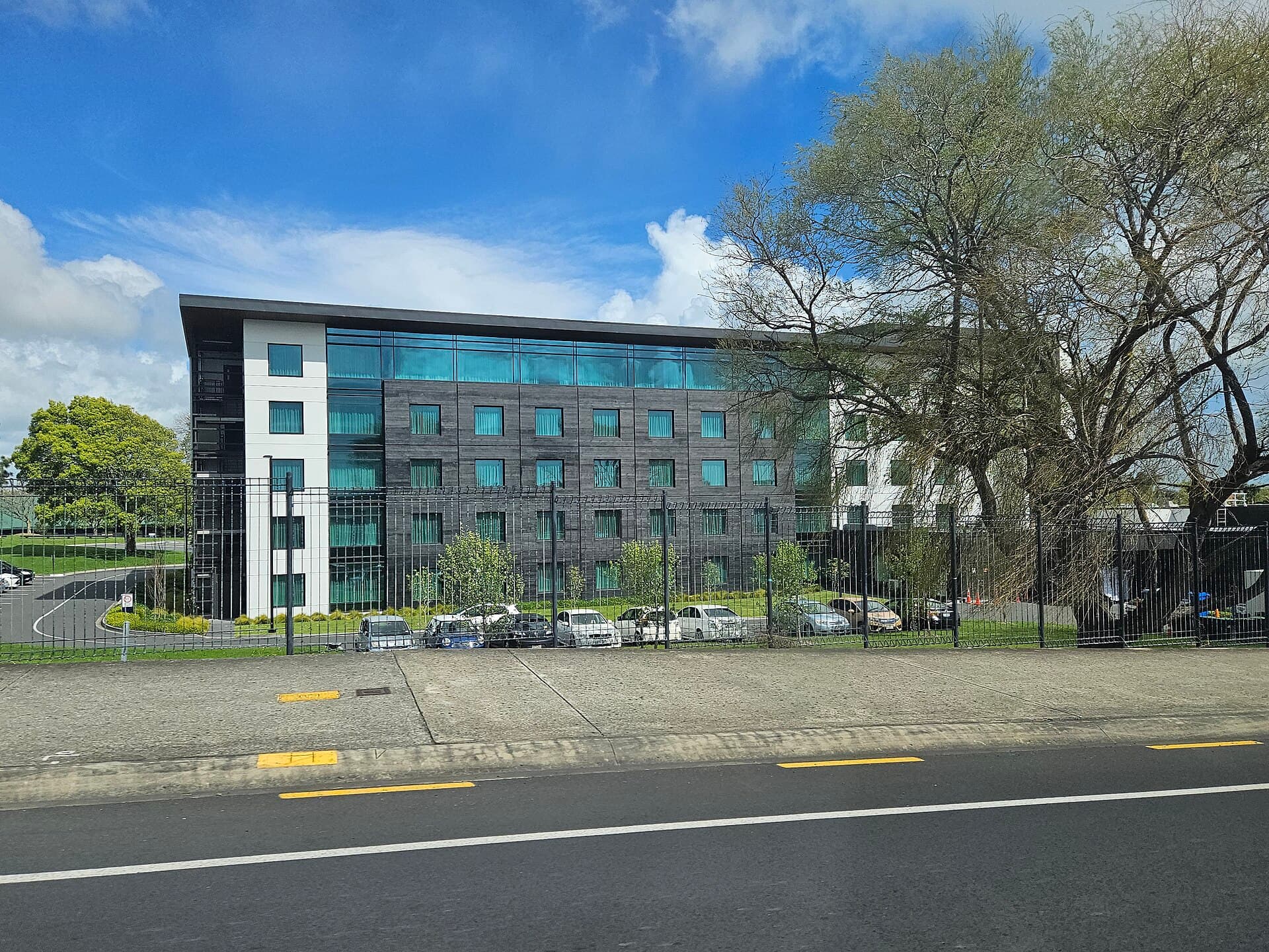 DoubleTree by Hilton Auckland Karaka (via Wikimedia Commons, CC BY 4.0)