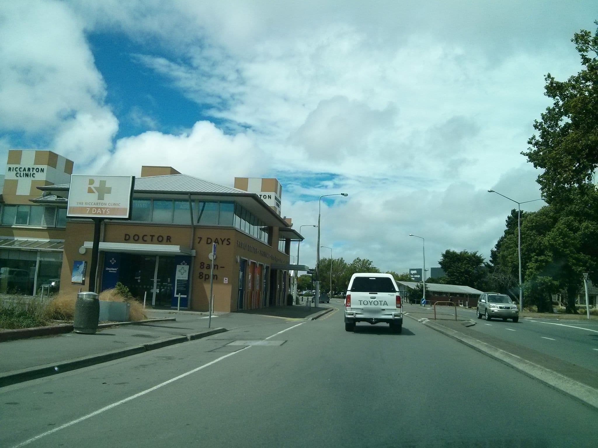 Street view near Alpine Hotel, Upper Riccarton — © hoodlum (CC BY-SA · Mapillary)