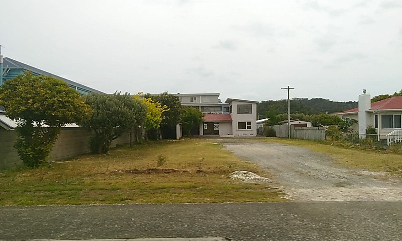 Street view near Albert Number 6 Motel Whitianga, Whitianga — © kibour (CC BY-SA · Mapillary)