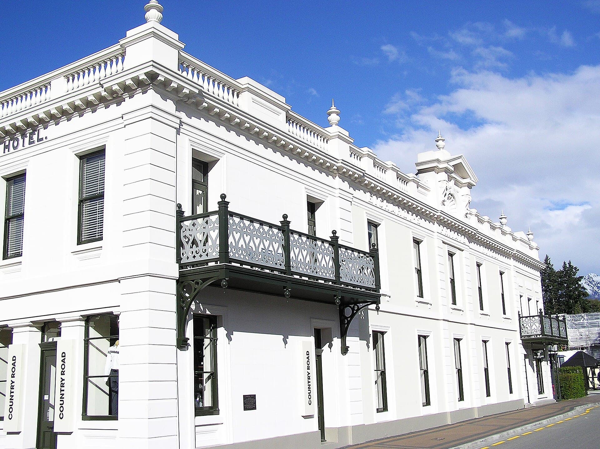 The Apartments by Eichardt's (via Wikimedia Commons, CC BY-SA 3.0)
