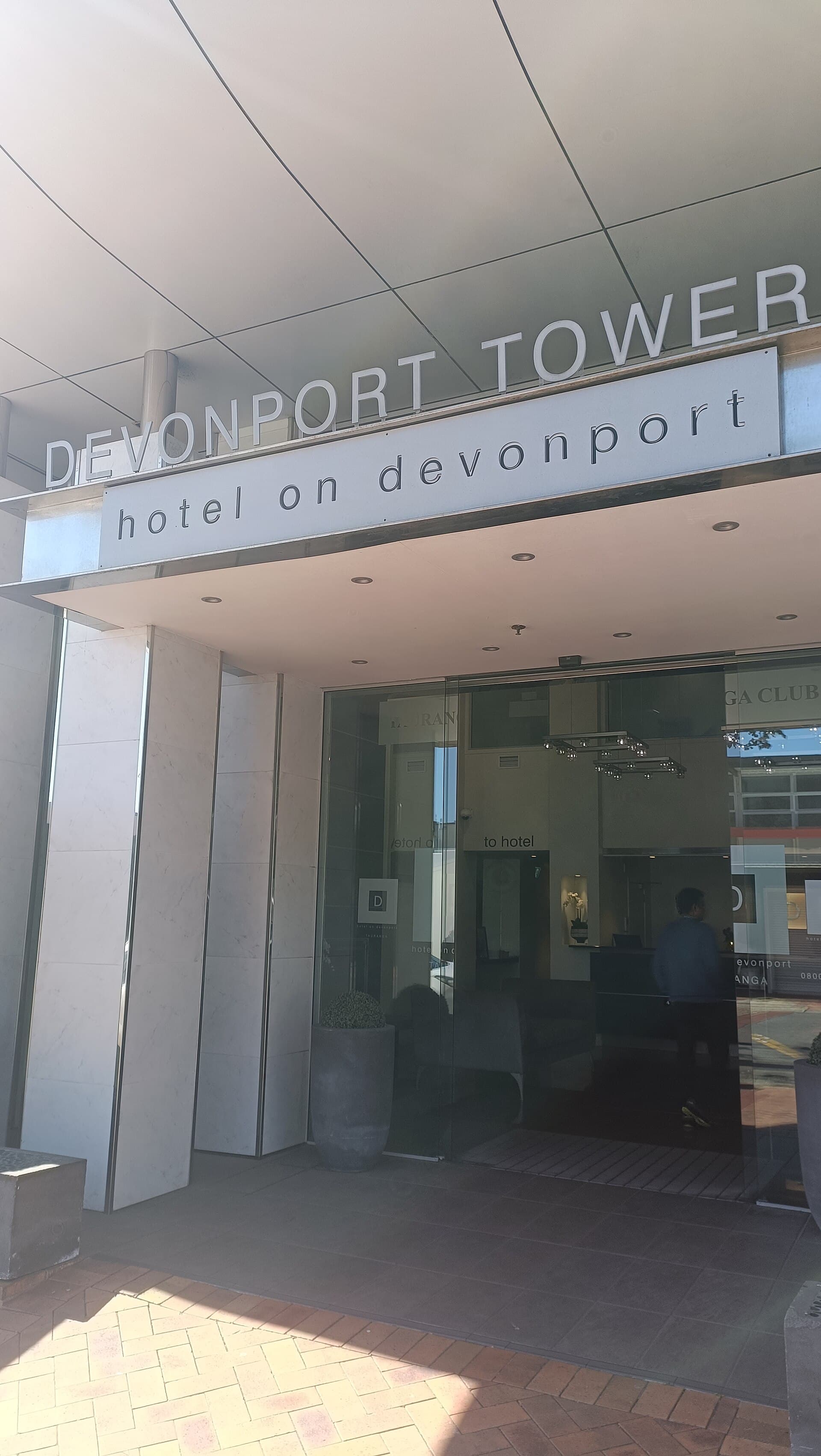 Hotel on Devonport (via Wikimedia Commons, CC BY-SA 3.0)