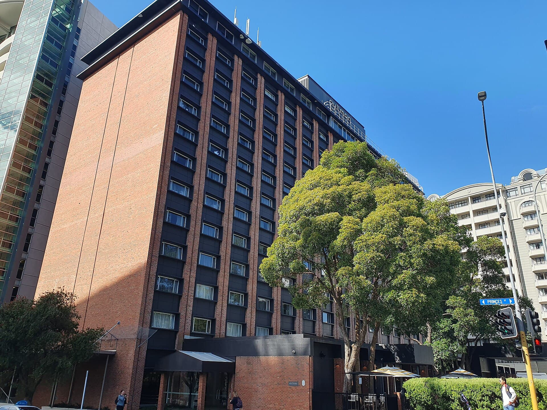 Pullman Auckland Hotel And Apartments (via Wikimedia Commons, CC BY-SA 3.0)