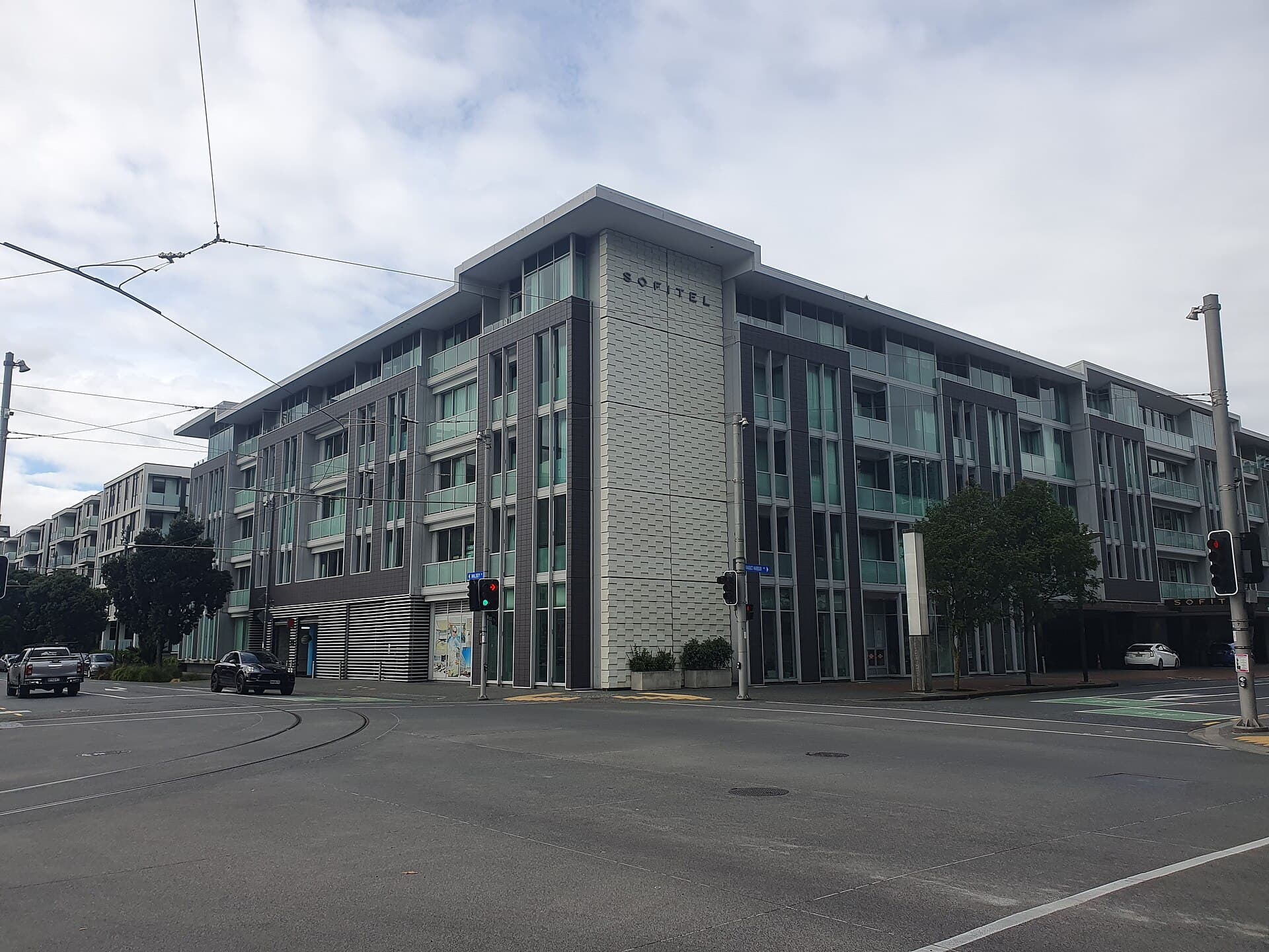 Sofitel Auckland Viaduct Harbour (via Wikimedia Commons, CC BY-SA 3.0)