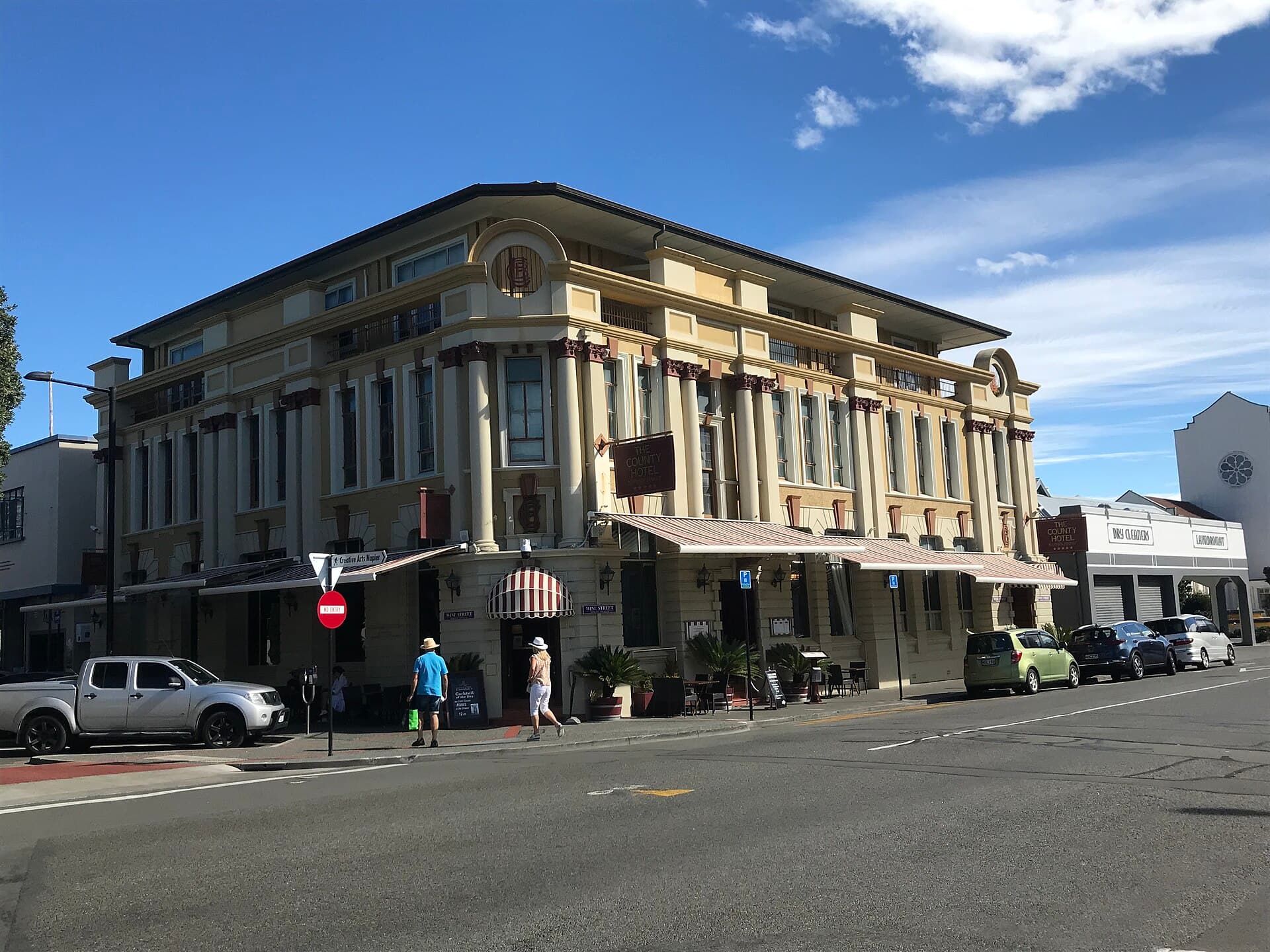 The County Hotel (via Wikimedia Commons, CC BY-SA 4.0)