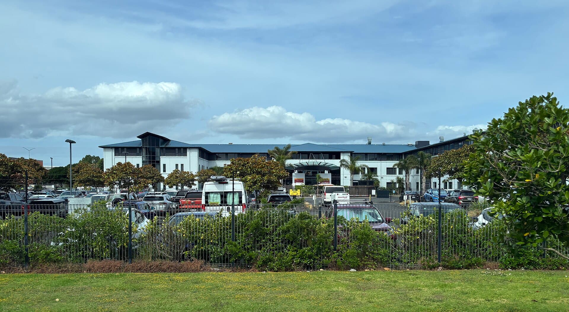 Heartland Hotel Auckland Airport (via Wikimedia Commons, CC0)