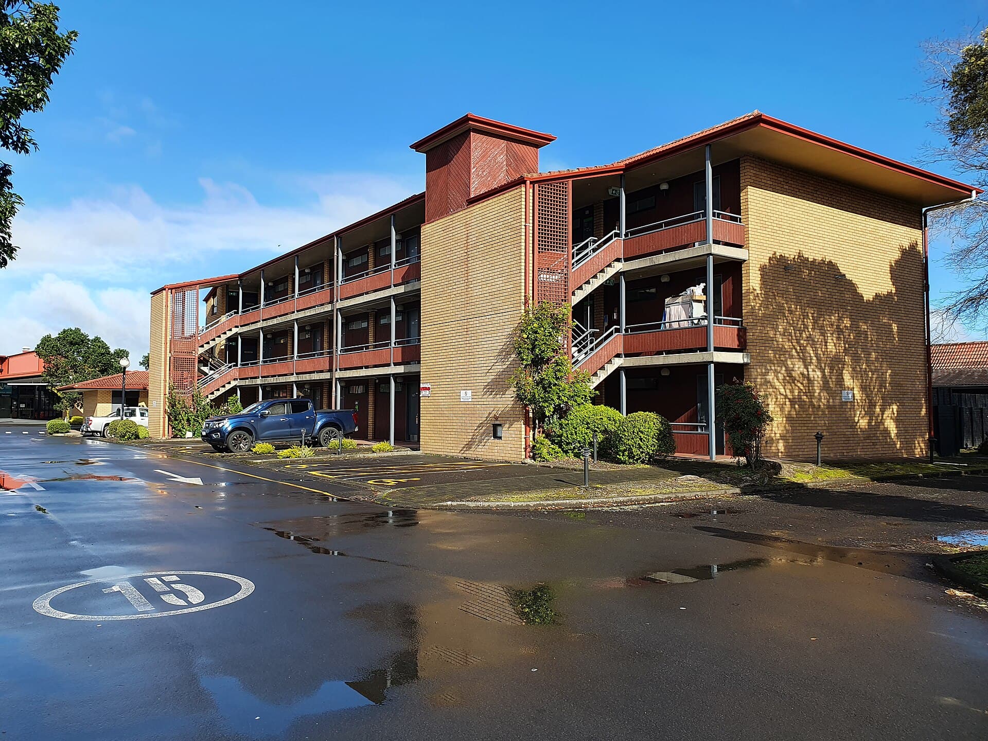 Quality Hotel Lincoln Green (via Wikimedia Commons, CC BY 4.0)