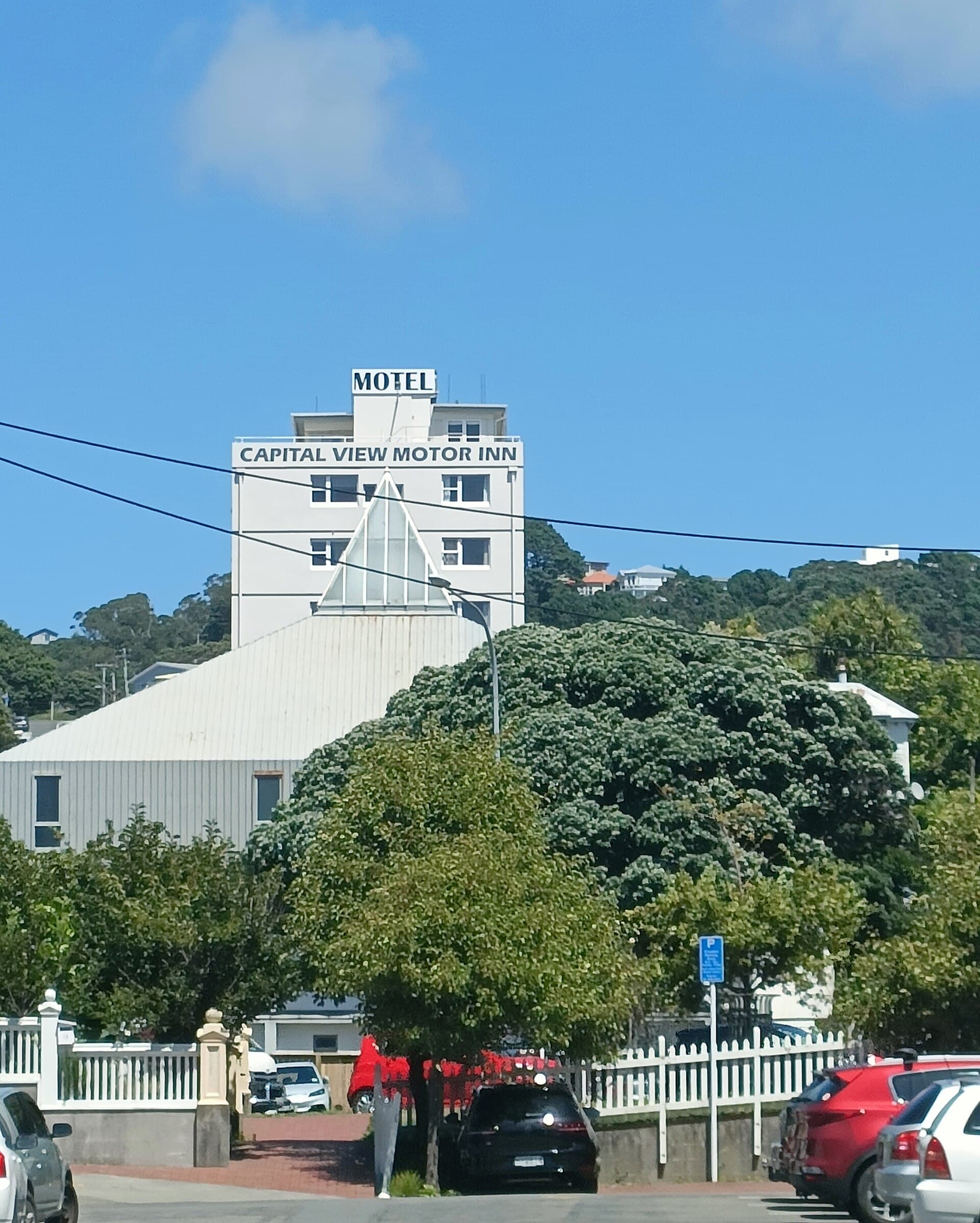 Capital View Motor Inn (via Wikimedia Commons, CC BY-SA 3.0)