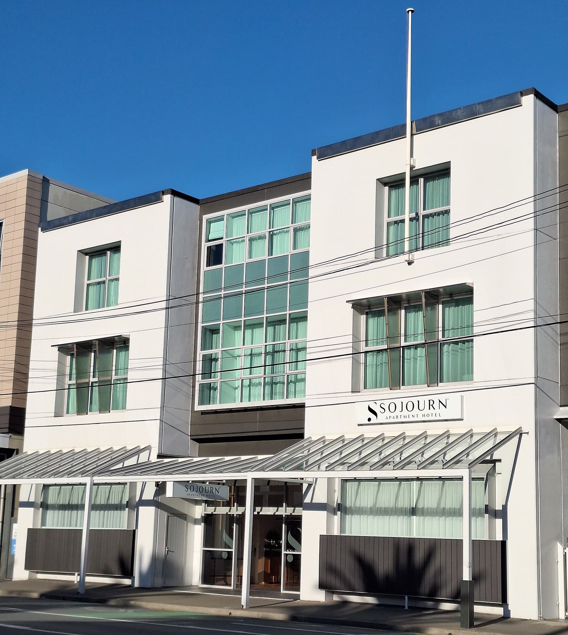 Sojourn Apartment Hotel (via Wikimedia Commons, CC BY 4.0)