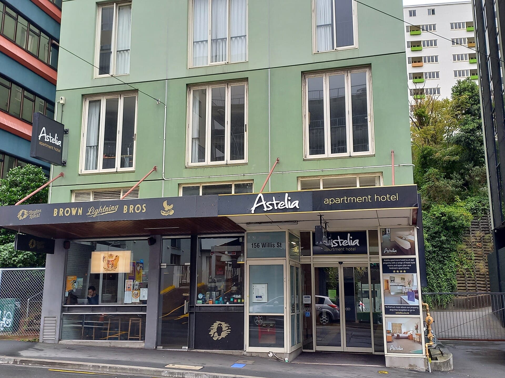 Astelia Apartment Hotel (via Wikimedia Commons, CC BY-SA 3.0)