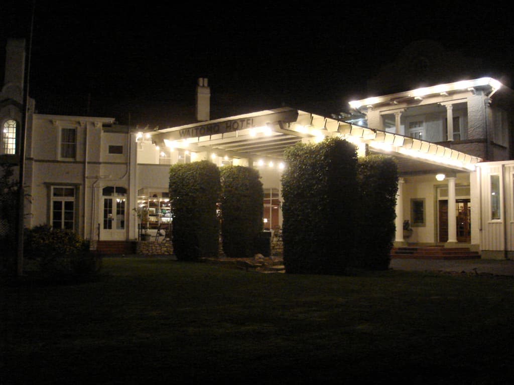 Waitomo Caves Hotel (via Wikimedia Commons, CC BY-SA 2.0)