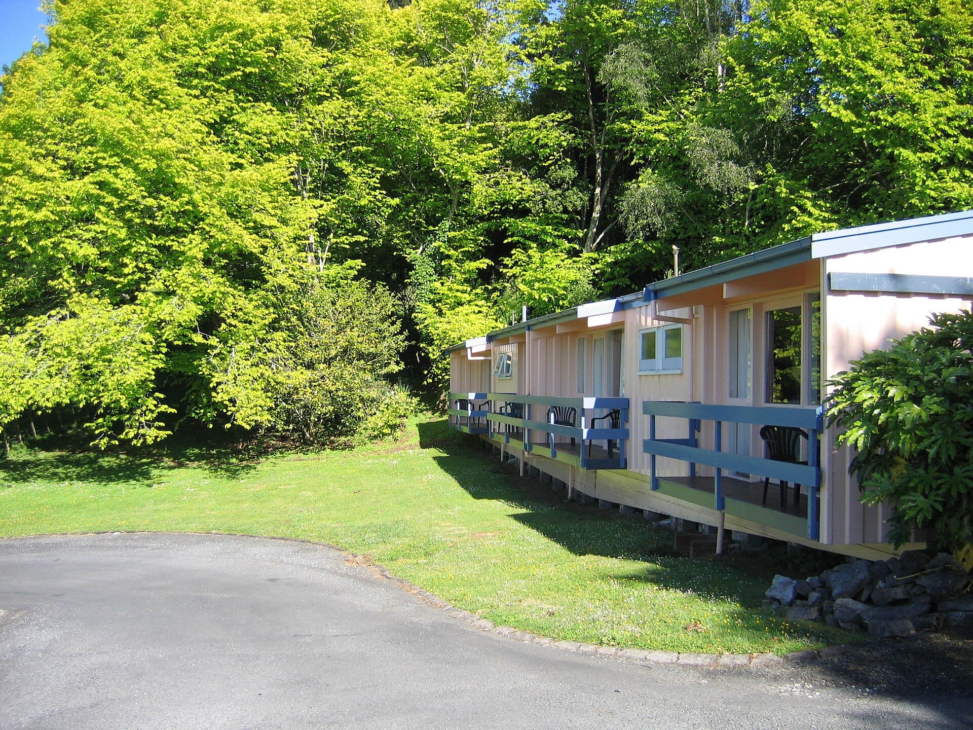 Caves Motor Inn (via Wikimedia Commons, CC BY 2.0)