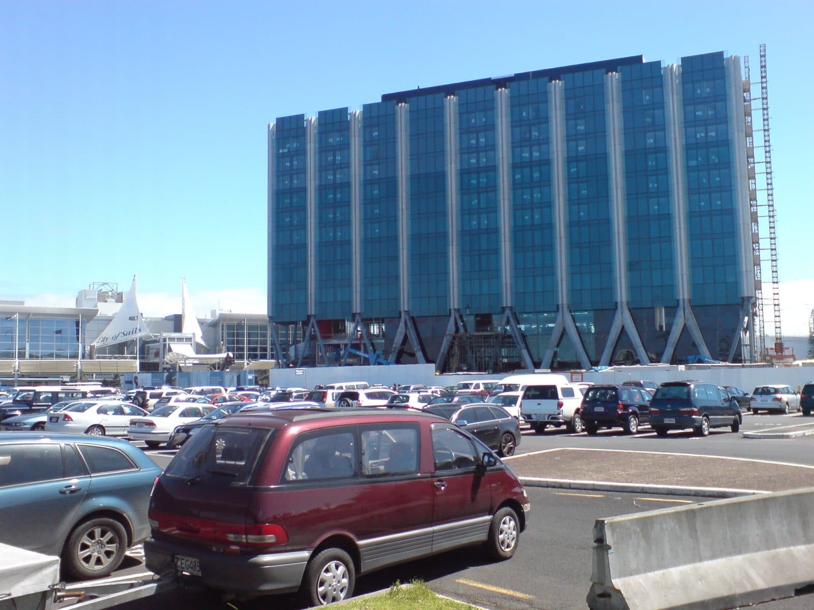 Novotel Auckland Airport (via Wikimedia Commons, Public domain)