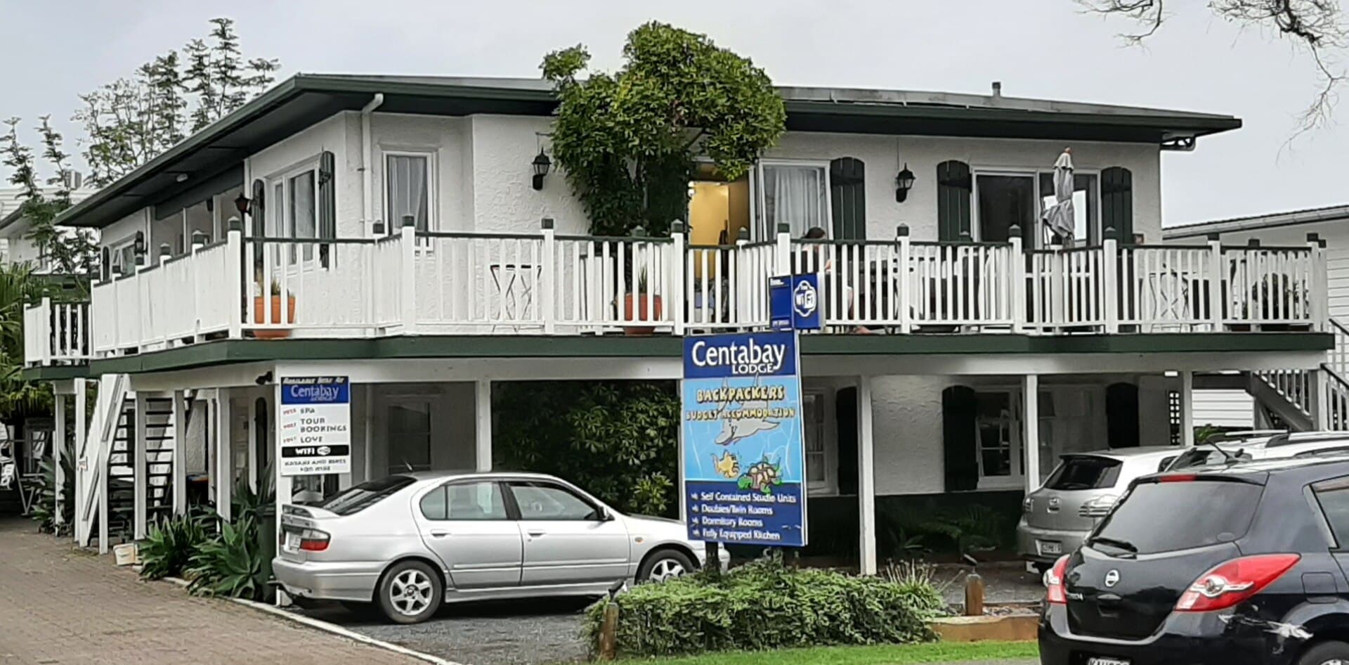 Centabay Lodge (via Wikimedia Commons, CC BY-SA 4.0)