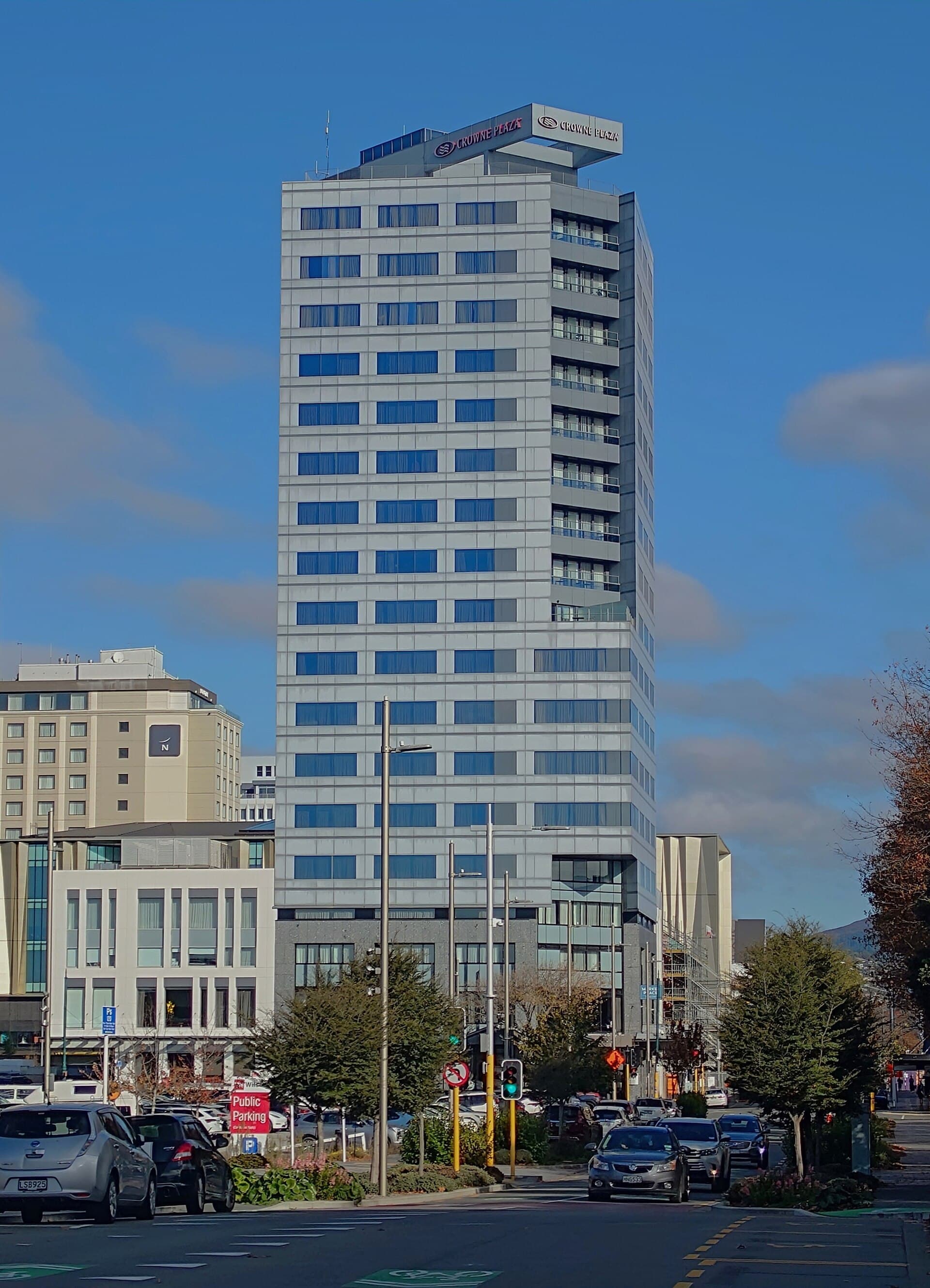 Crowne Plaza Christchurch (via Wikimedia Commons, CC BY-SA 4.0)