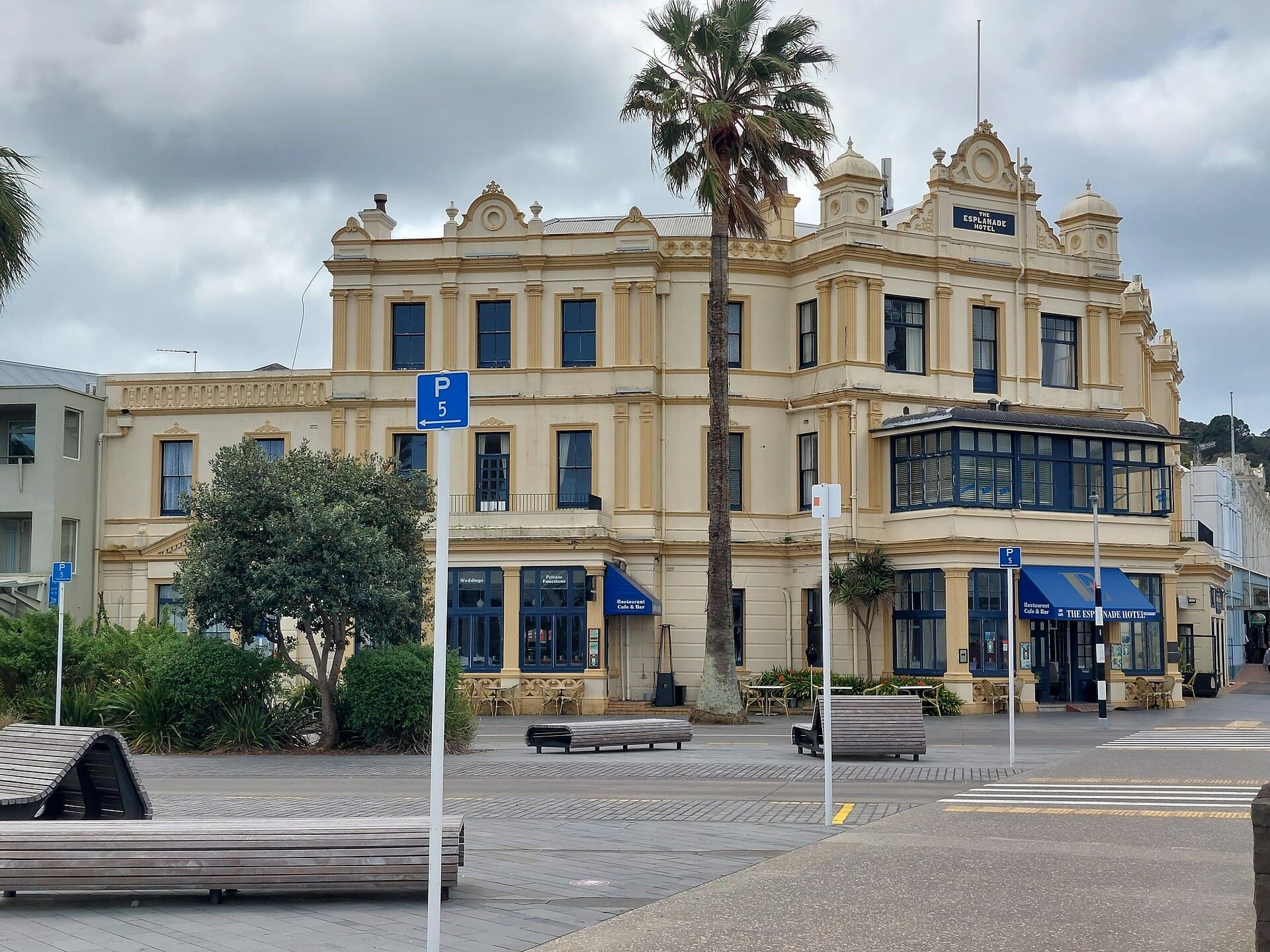 The Esplanade Hotel (via Wikimedia Commons, CC BY 4.0)