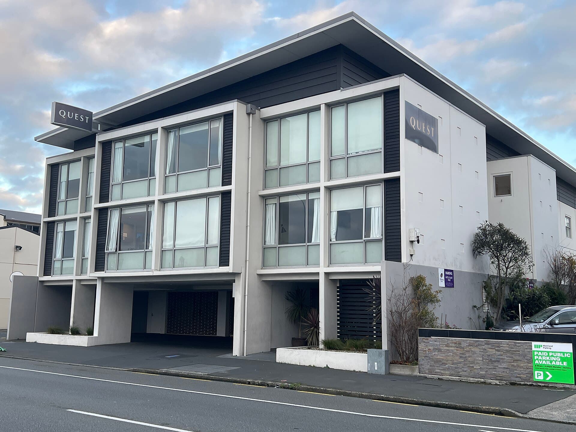 Quest Dunedin (via Wikimedia Commons, CC BY-SA 3.0)