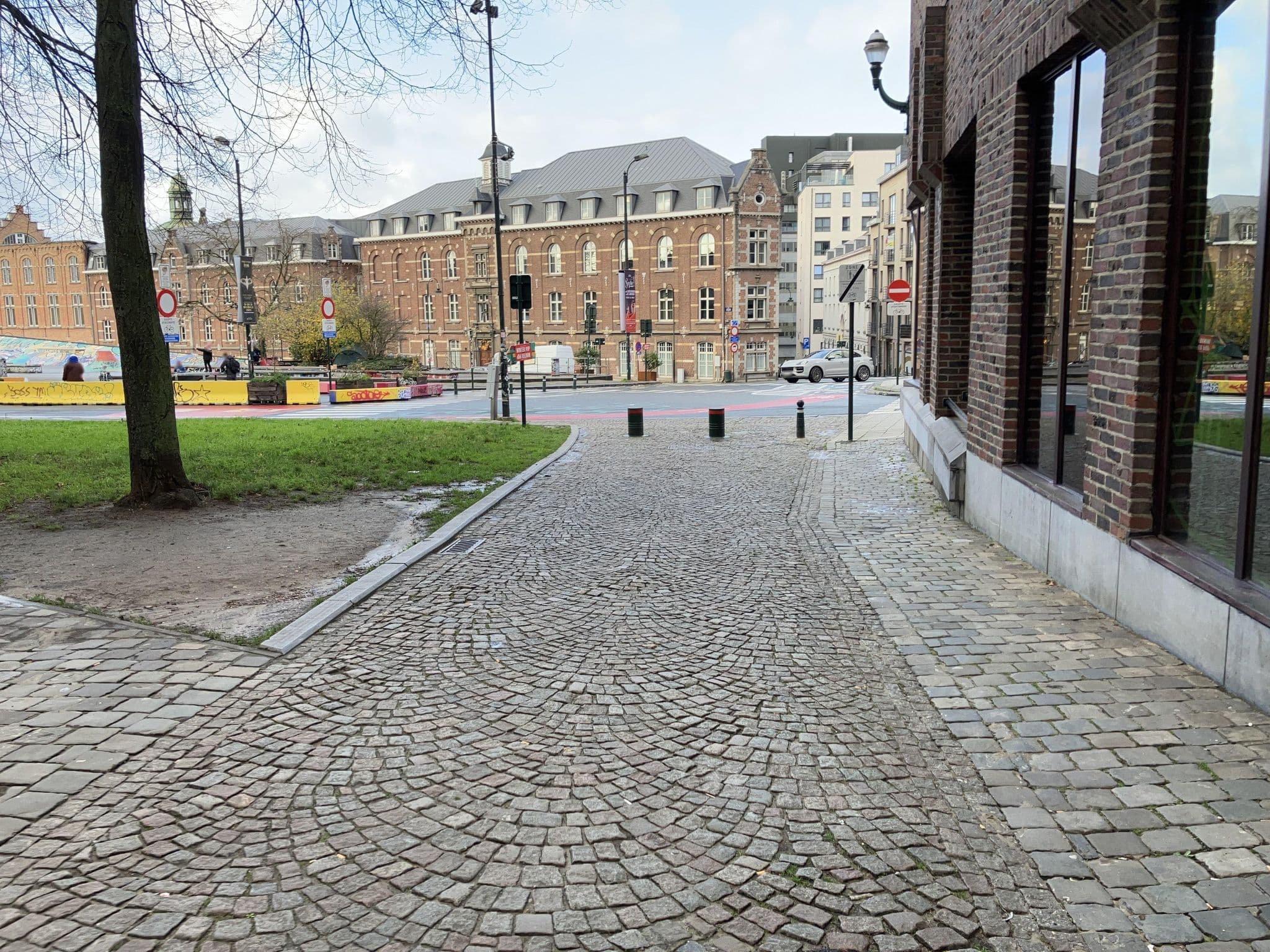 Street view near Youth Hostel Bruegel, Brussels — © southglos (CC BY-SA · Mapillary)