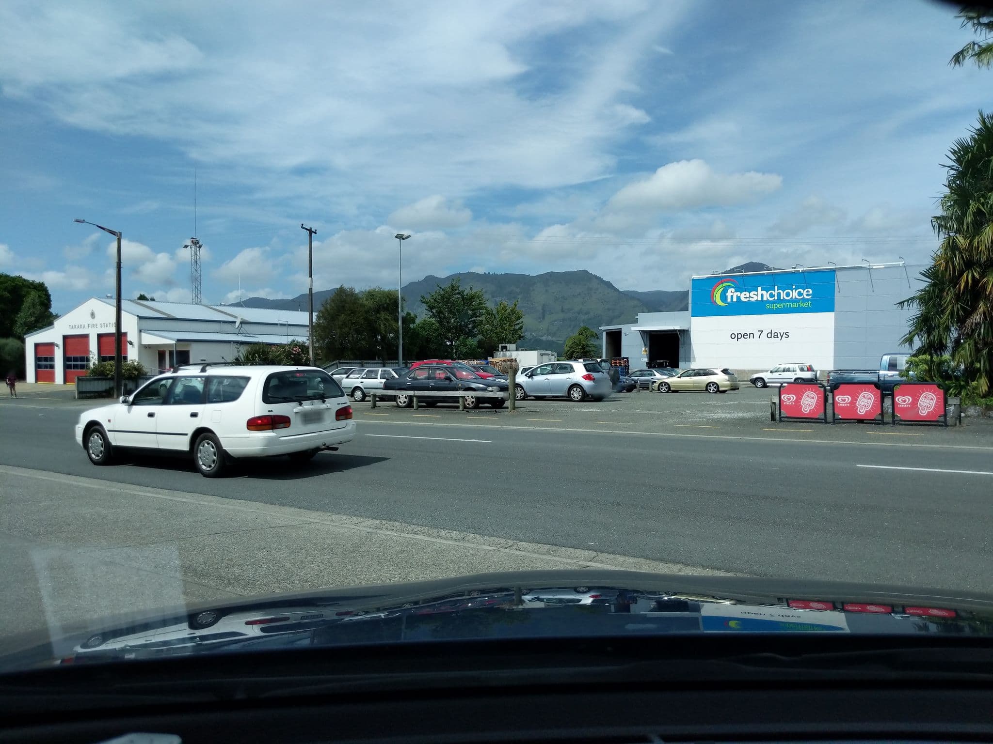 Street view near Telegraph Hotel, Takaka — © htcltd (CC BY-SA · Mapillary)