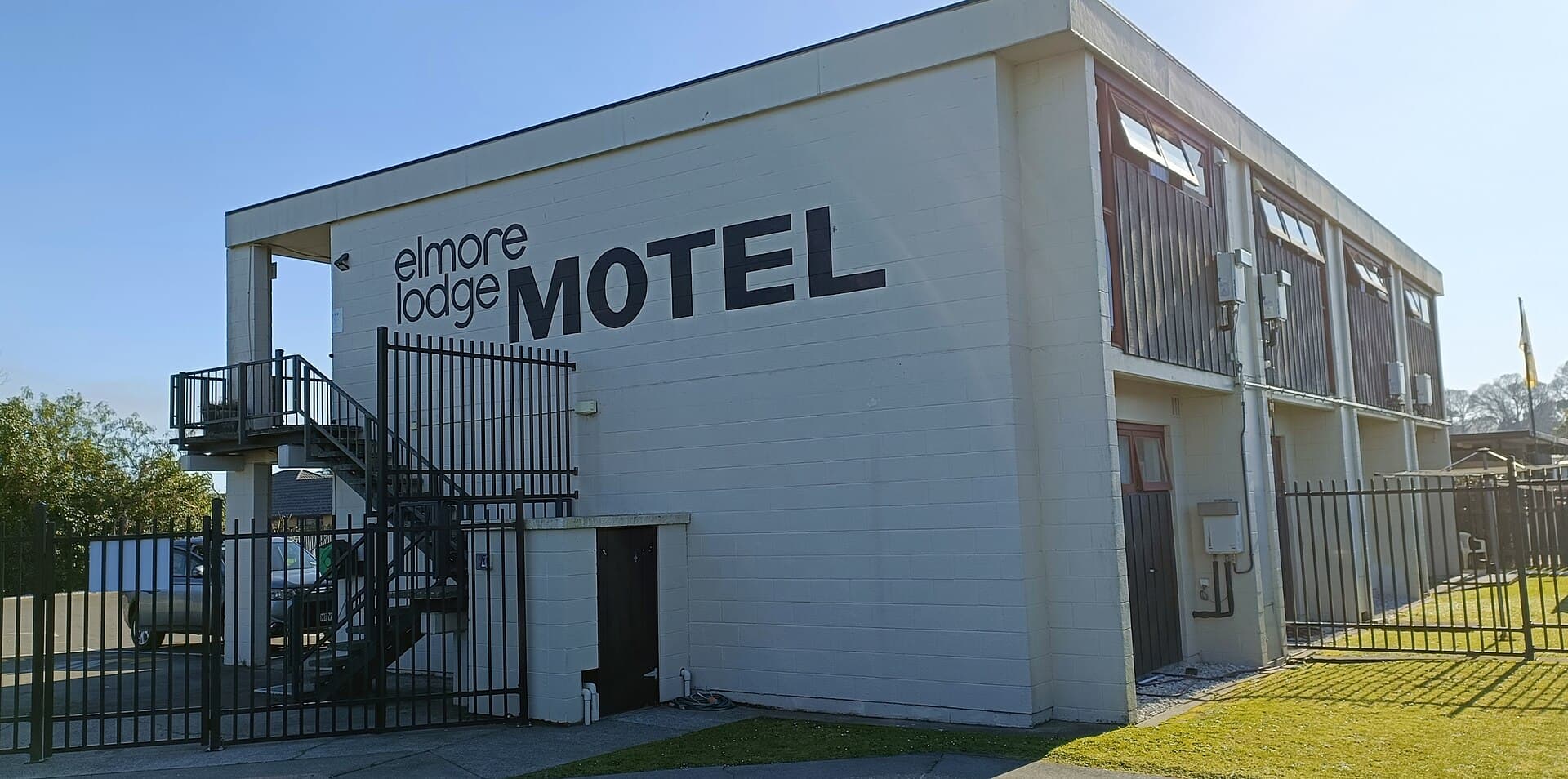 Elmore Lodge Motel (via Wikimedia Commons, CC BY-SA 3.0)