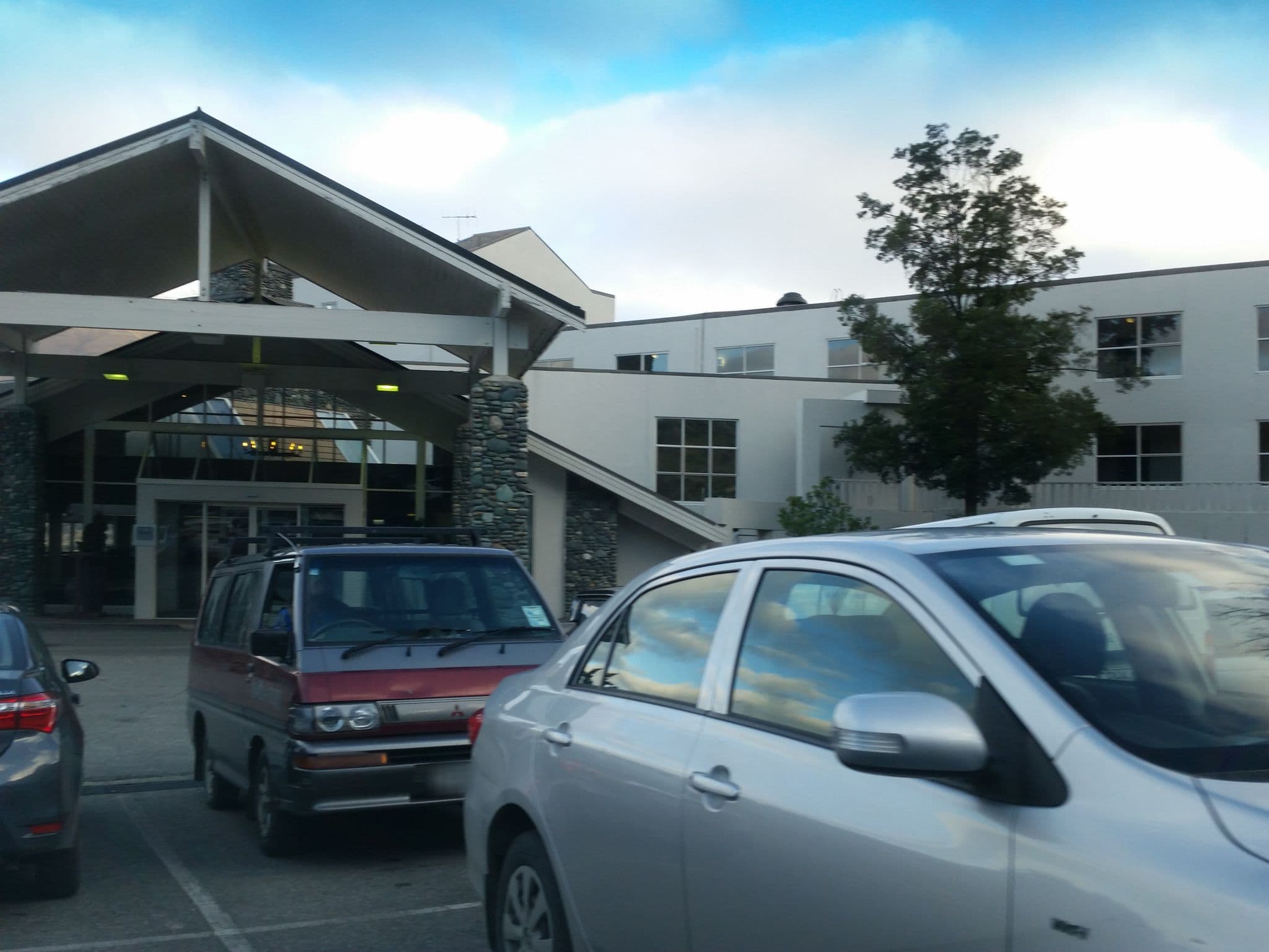 Street view near Mercure Queenstown Resort, Queenstown — © bmannz (CC BY-SA · Mapillary)