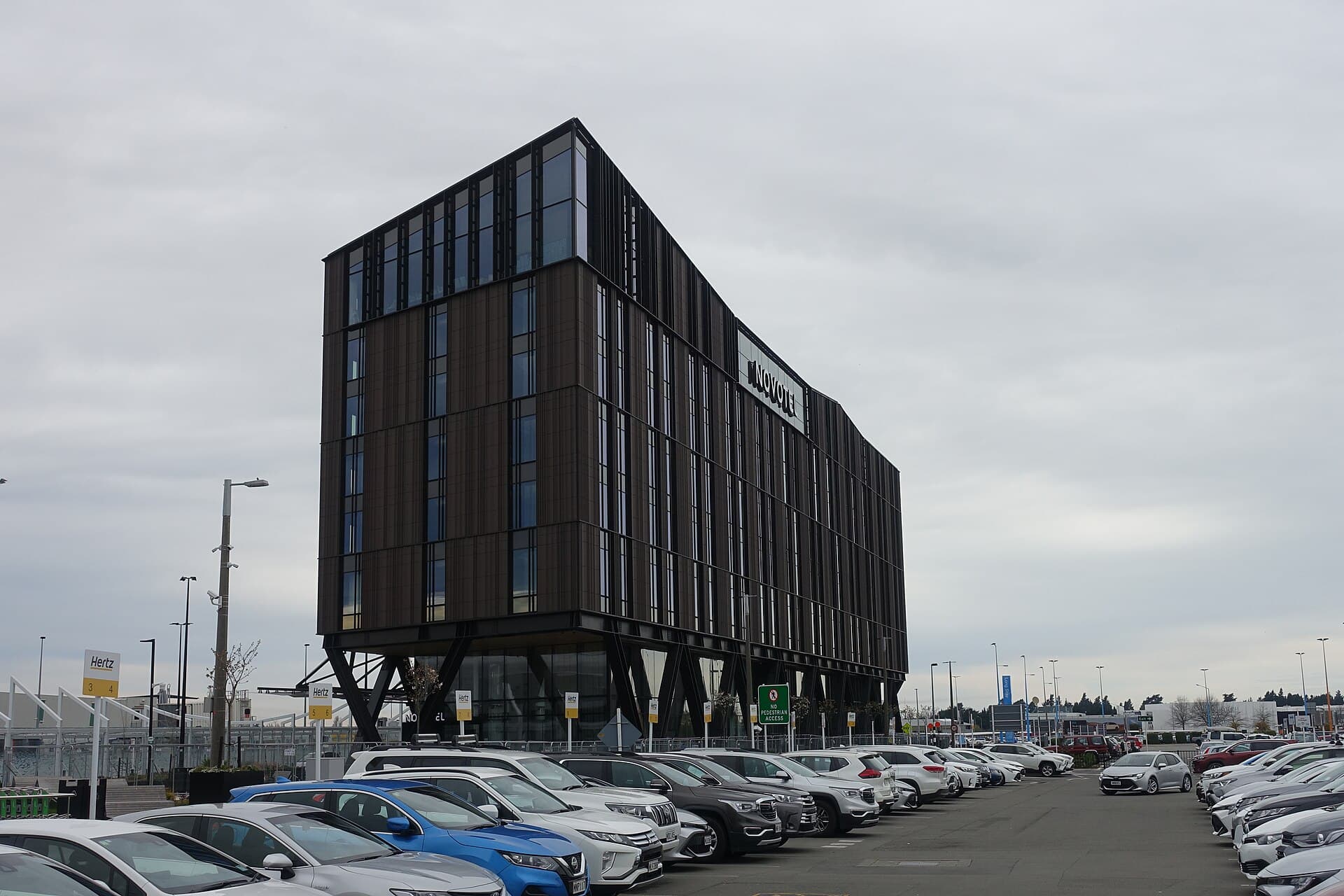 Novotel Christchurch Airport (via Wikimedia Commons, CC BY-SA 4.0)