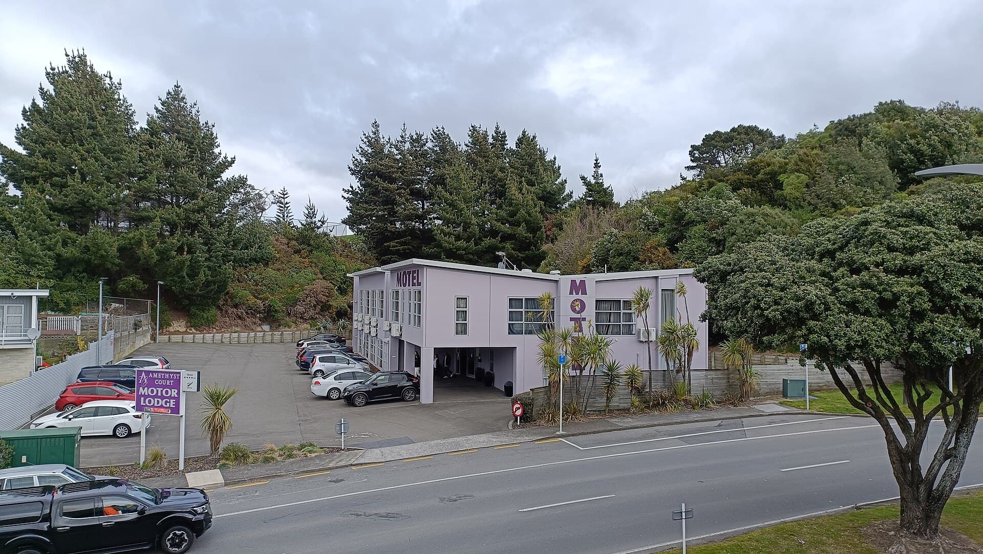 Amethyst Court Motor Lodge (via Wikimedia Commons, CC BY-SA 3.0)