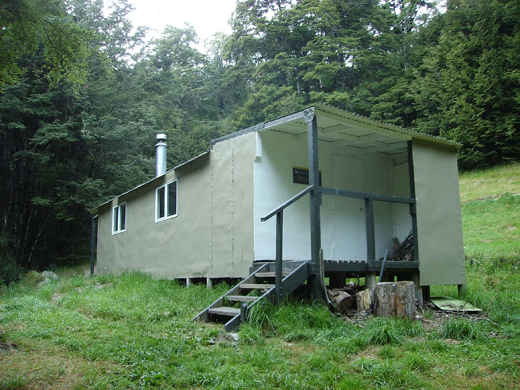 Lake Chalice Hut (via Wikimedia Commons, CC BY-SA 3.0)