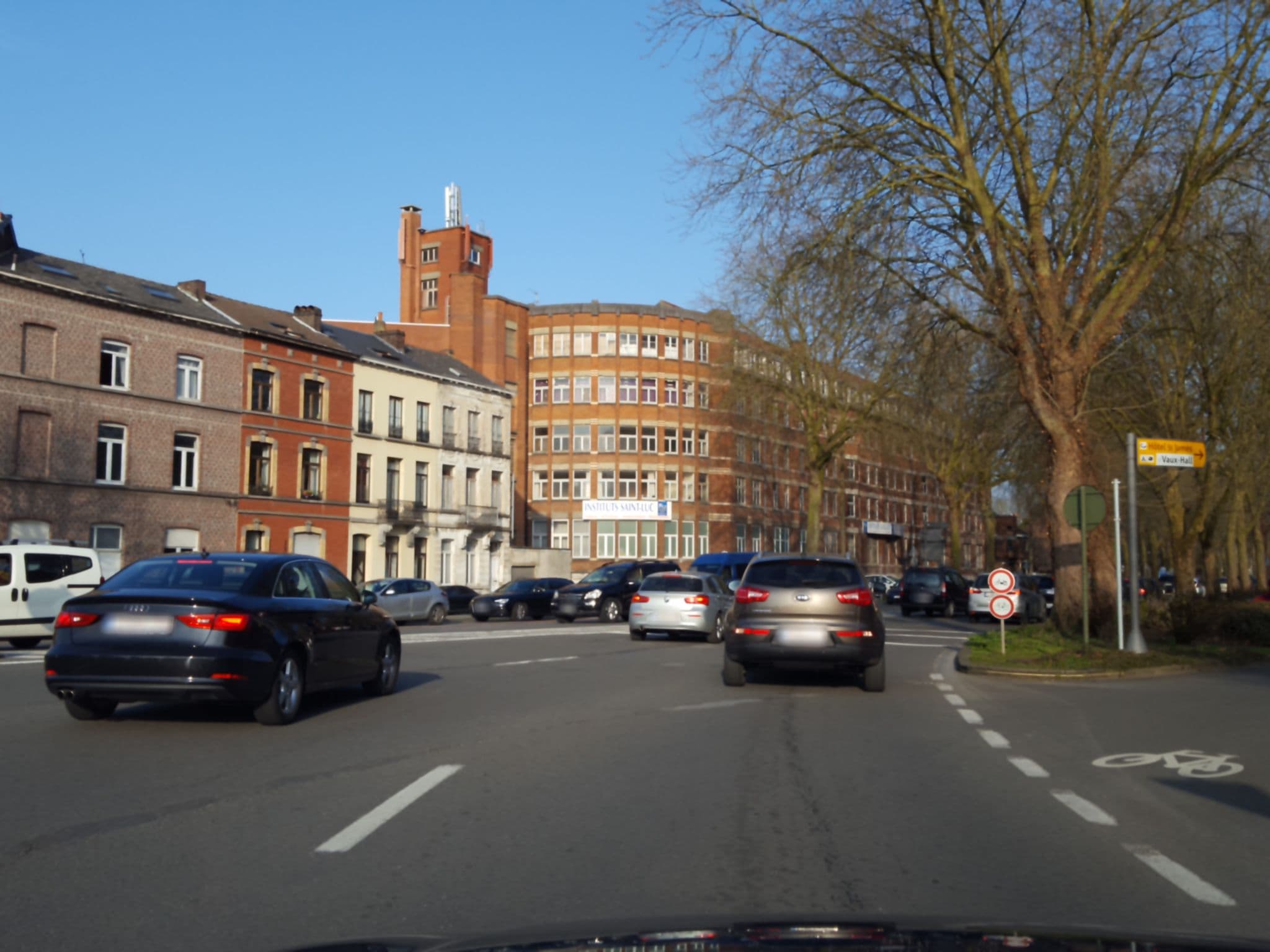 Street view near St James Hotel, Mons — © thibphil (CC BY-SA · Mapillary)