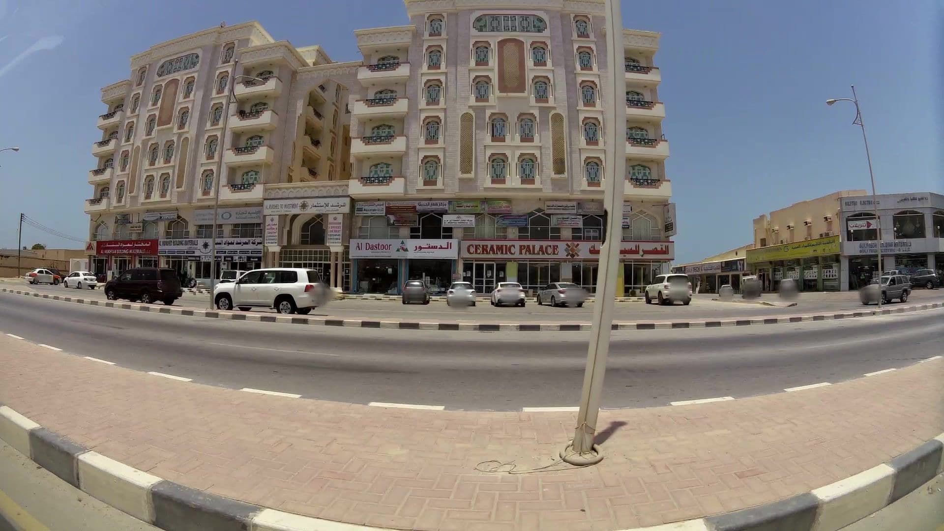 Street view near Al-Abraj Hotel Apartments, Şalālah — © kaartcam (CC BY-SA · Mapillary)