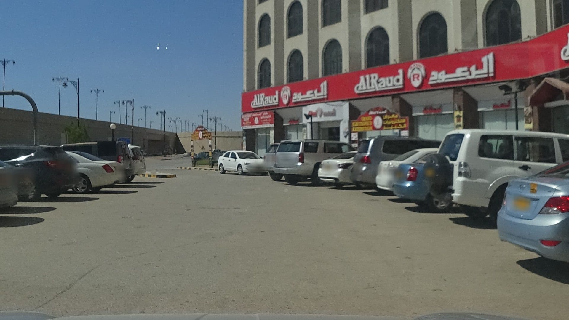 Street view near Hamdan Plaza Hotel, Şalālah — © vbombaerts (CC BY-SA · Mapillary)
