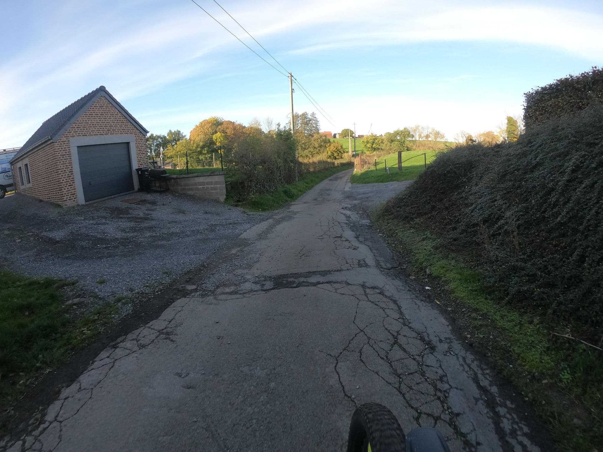 Street view near Hostellerie Le Wadeleux, Charneux — © vinisa (CC BY-SA · Mapillary)