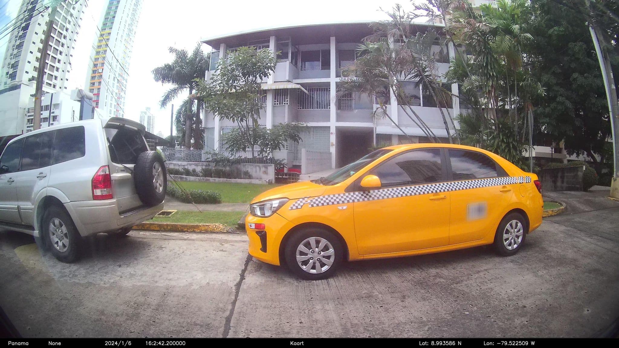 Street view near Hostal Familiar Carmencita, Panama City — © kaart_2 (CC BY-SA · Mapillary)