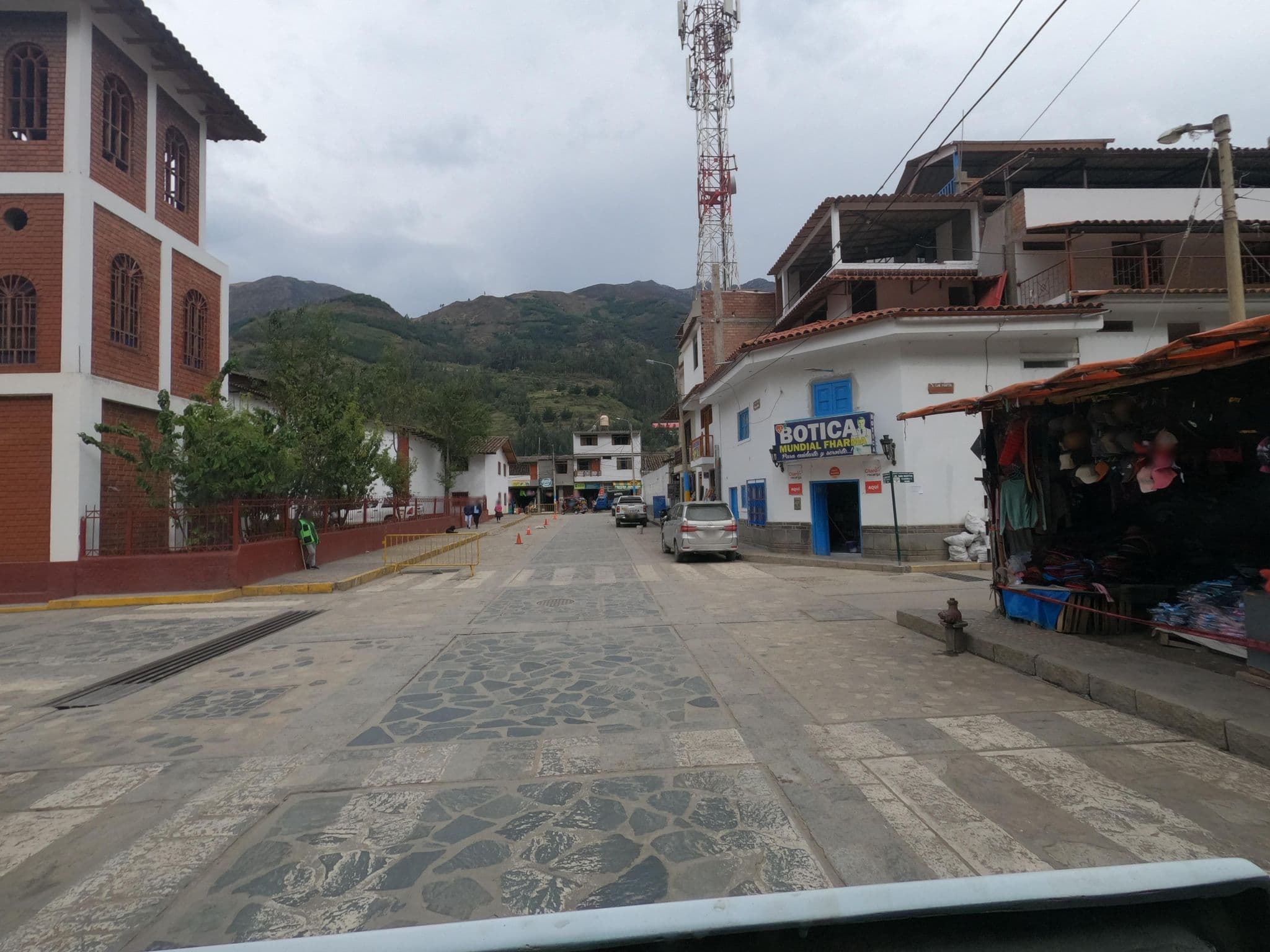 Street view near Hostal Chavin Archeologico, Huari — © MuitoAlemdasFronteiras (CC BY-SA · Mapillary)