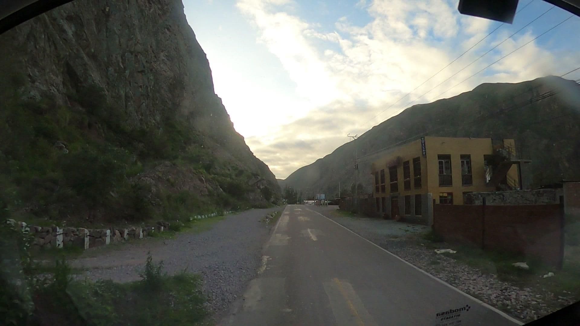 Street view near Starlodge Adventure Suites, Ollantaytambo — © jaderbavaresco (CC BY-SA · Mapillary)