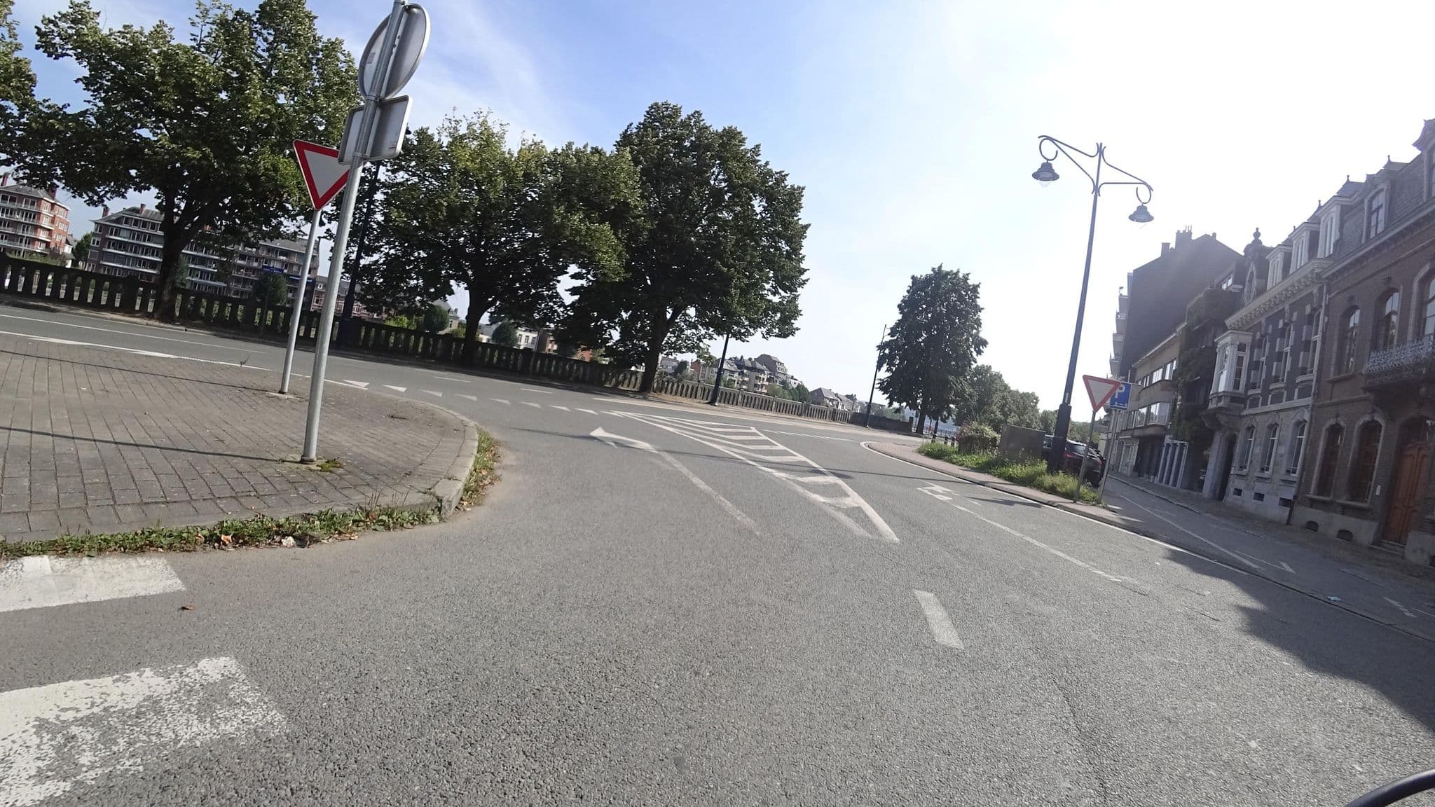 Street view near The Royal Snail, Jambes — © vbombaerts (CC BY-SA · Mapillary)