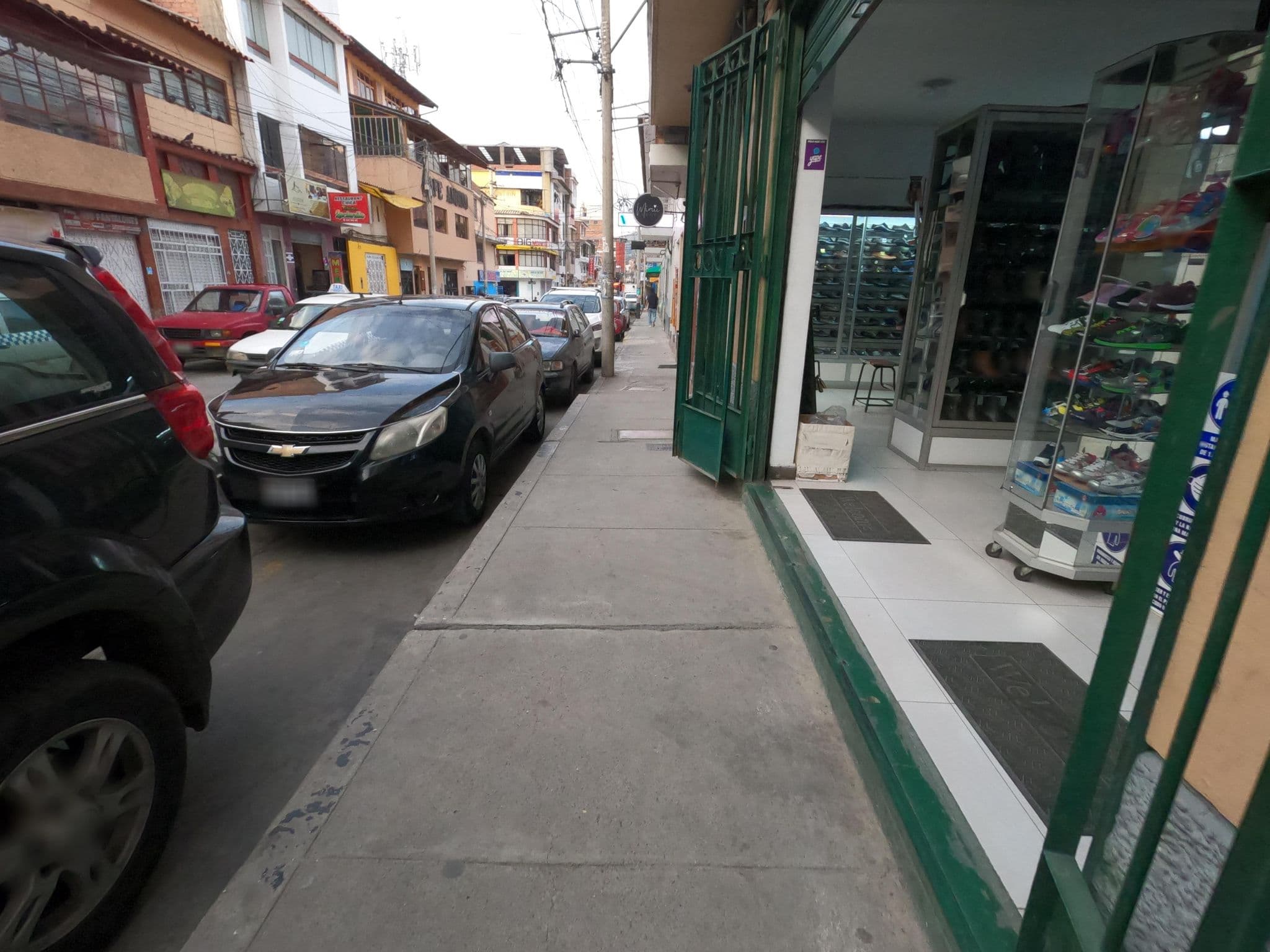 Street view near La cebtral, Huaraz