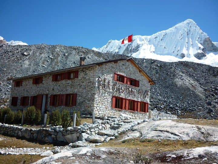 Refugio Perú (via Wikimedia Commons, CC BY-SA 3.0)