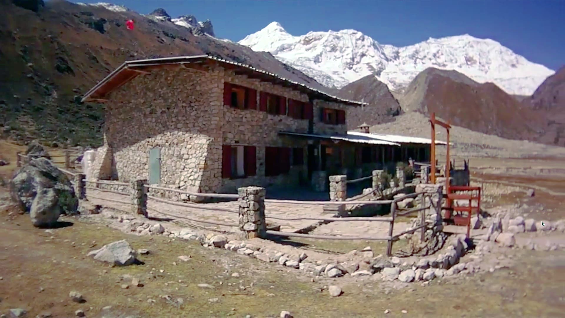 Refugio Ishinca (via Wikimedia Commons, CC BY-SA 4.0)