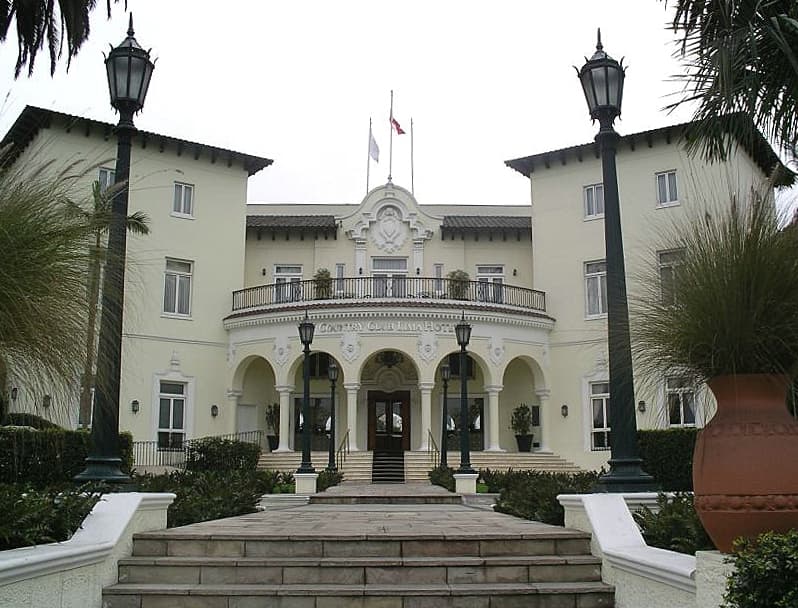 Hotel Country Club (via Wikimedia Commons, Public domain)