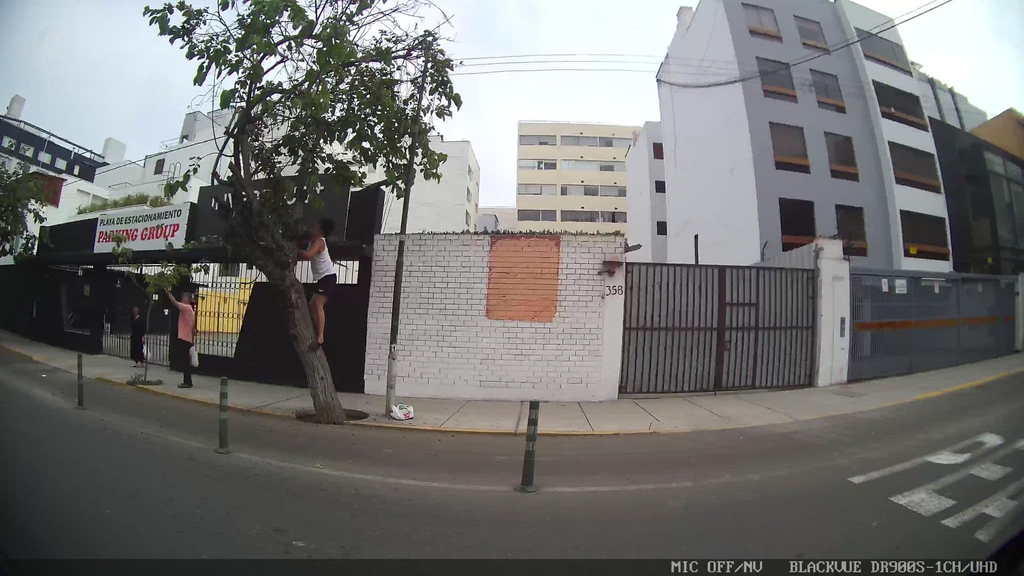 Street view near El Farolito Hotel, Miraflores