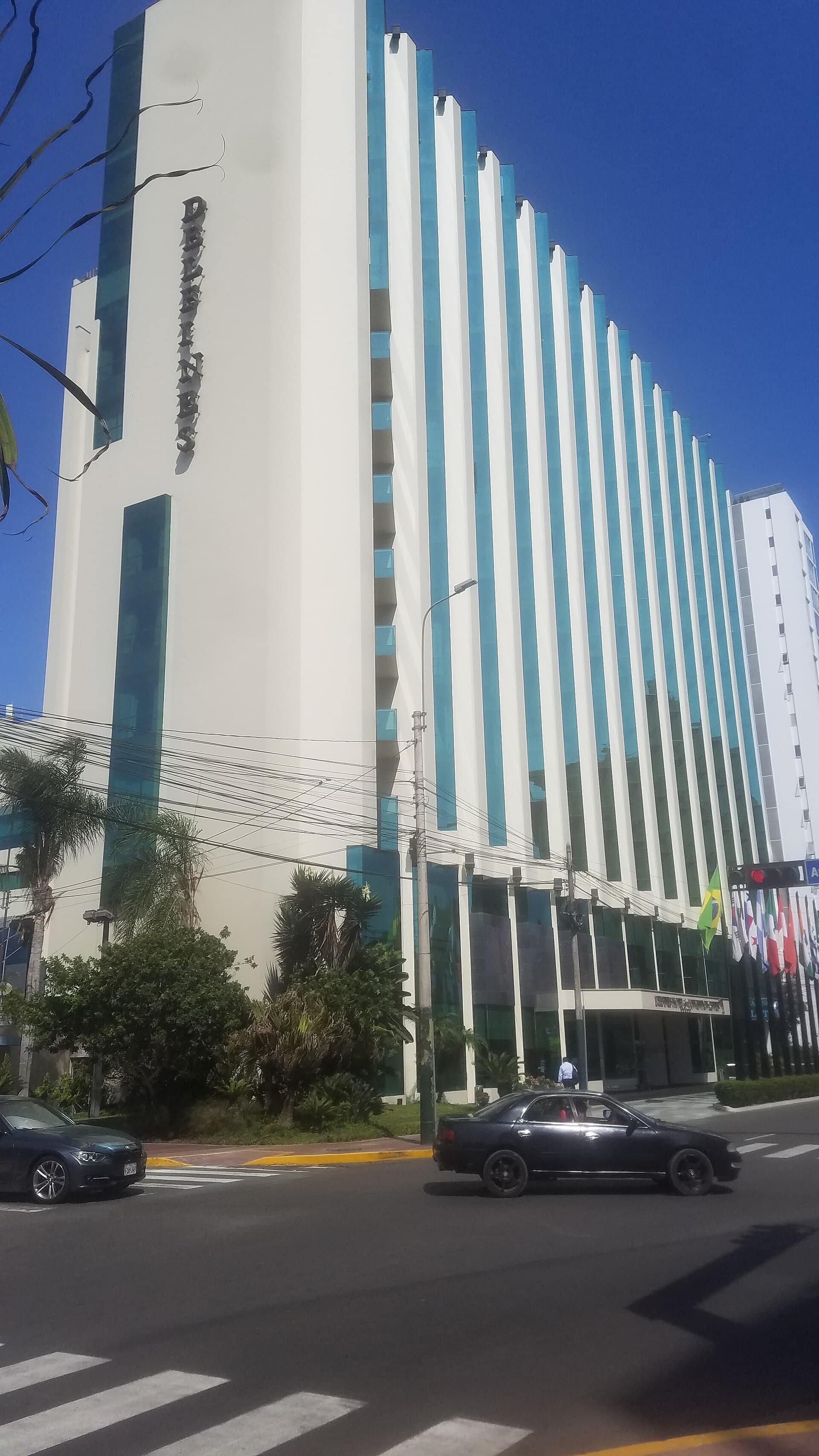 Delfines Hotel & Convention Center (via Wikimedia Commons, CC BY-SA 4.0)