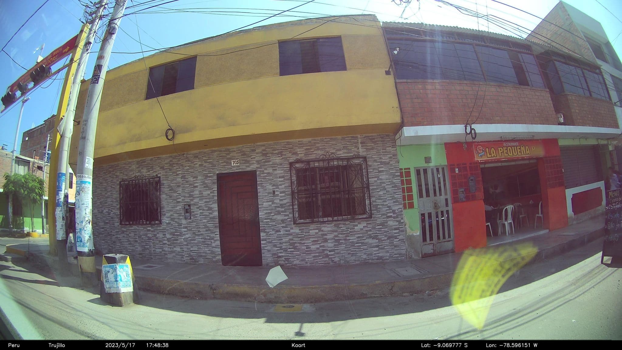 Street view near Hostal El Puerto, Chimbote — © kaart_2 (CC BY-SA · Mapillary)