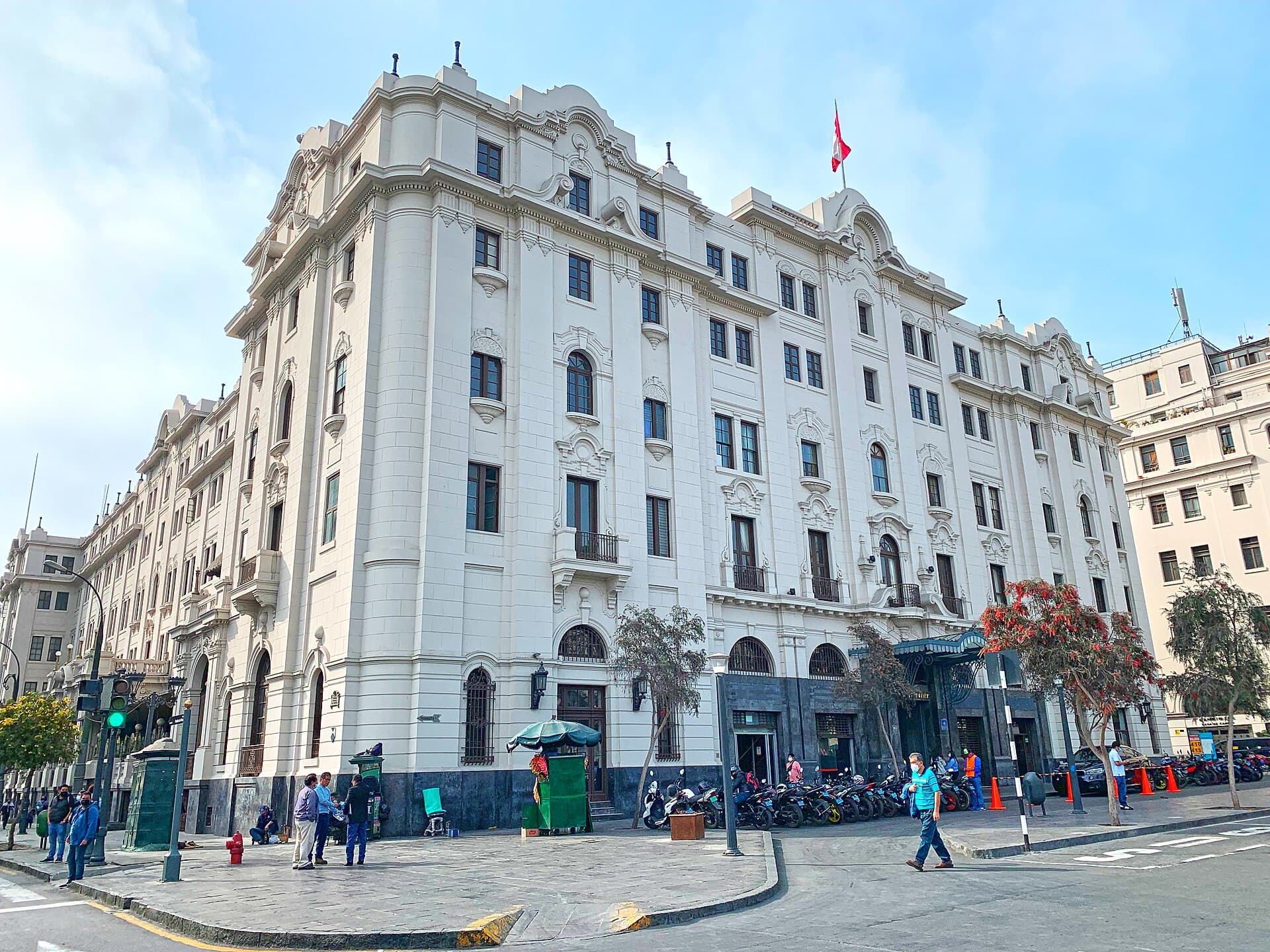 Gran Hotel Bolivar (via Wikimedia Commons, CC BY-SA 4.0)