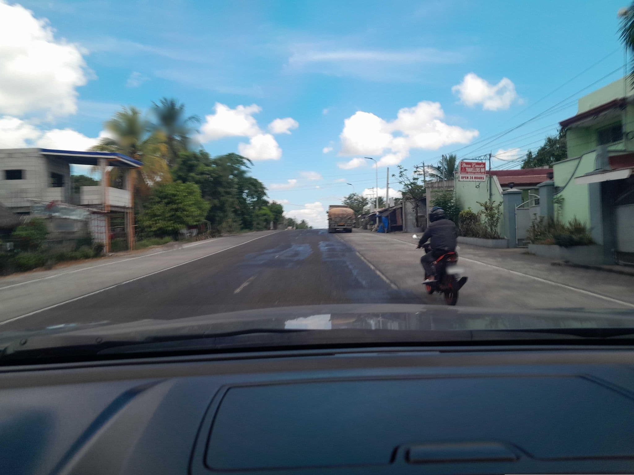 Street view near Brian Ernesto Travelers Inn, Mambulo — © ericb1983 (CC BY-SA · Mapillary)